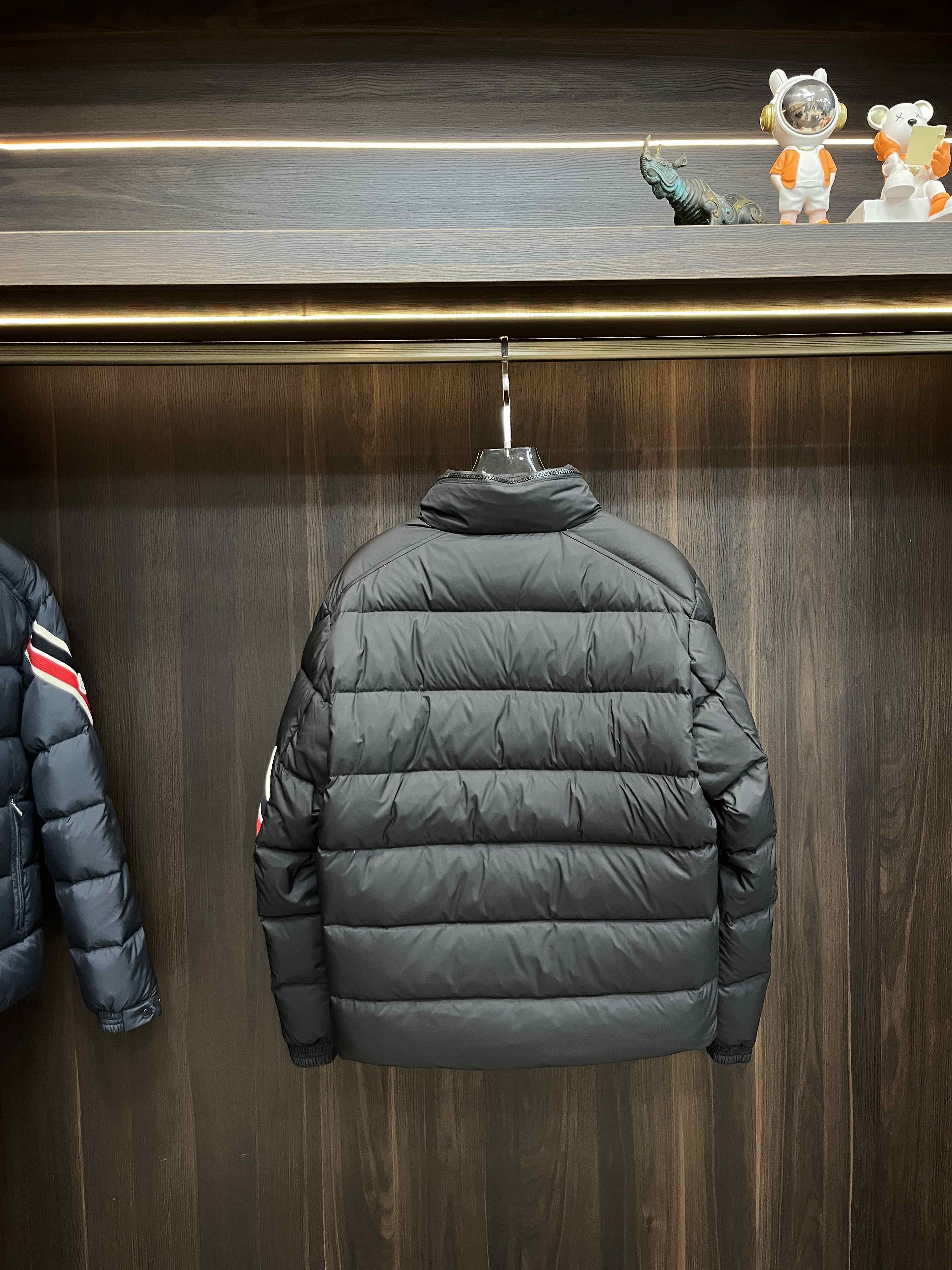 主推Moncler2024秋冬新款羽绒蒙口新款立领设计羽绒服外套选用亮泽尼龙面料打造胸前经典印花设计lo