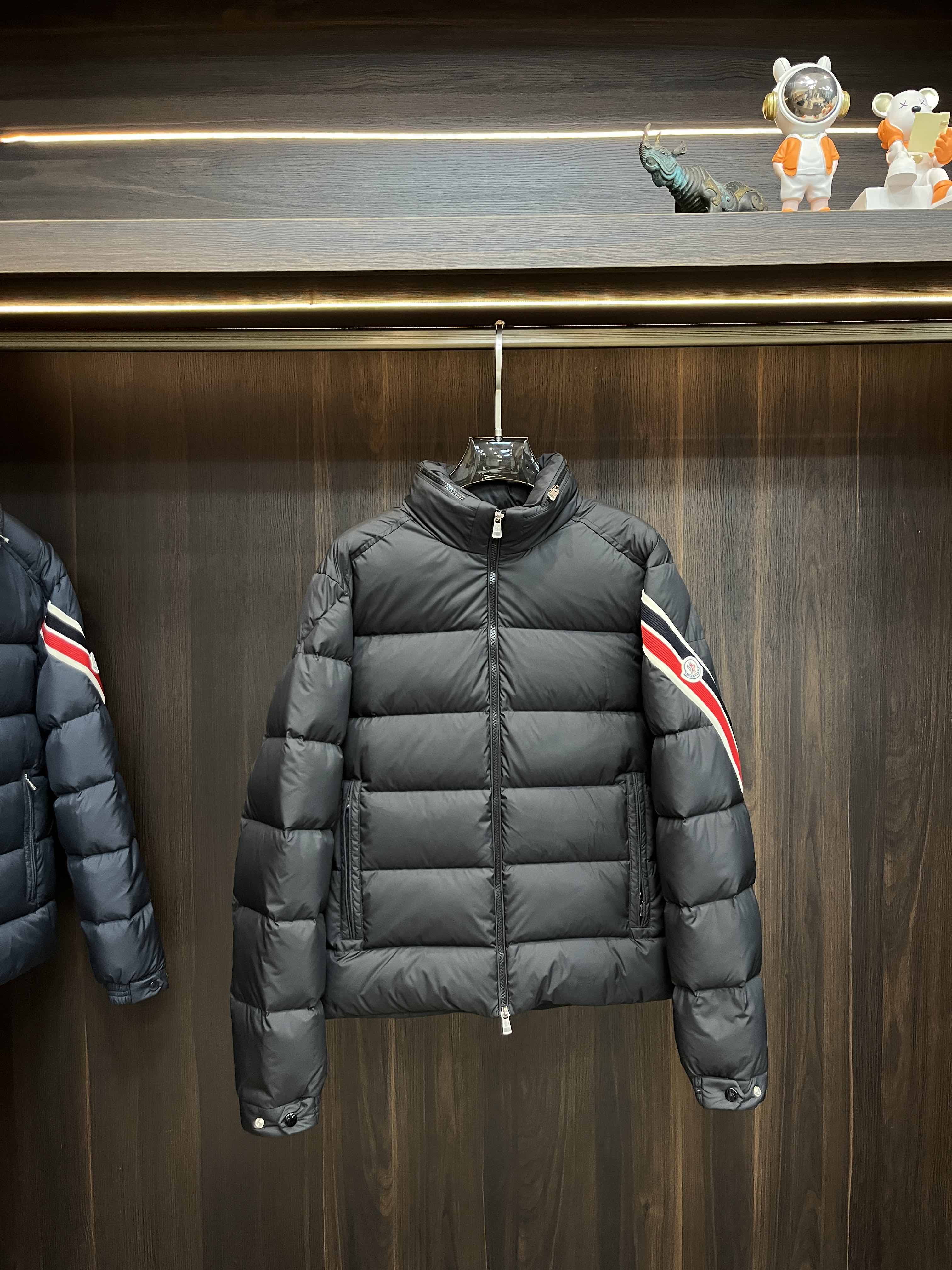 主推Moncler2024秋冬新款羽绒蒙口新款立领设计羽绒服外套选用亮泽尼龙面料打造胸前经典印花设计lo