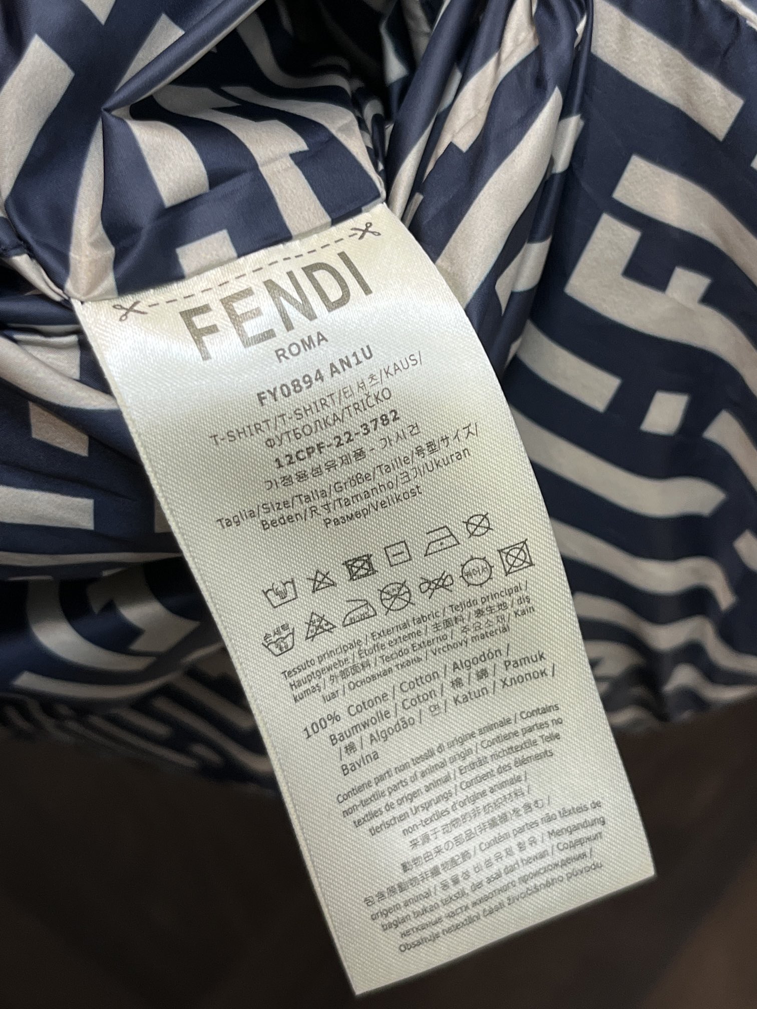 主推Fendi2024秋冬新款羽绒️芬迪新款立领设计羽绒服外套选用亮泽尼龙面料打造双面穿羽绒服胸前经典印