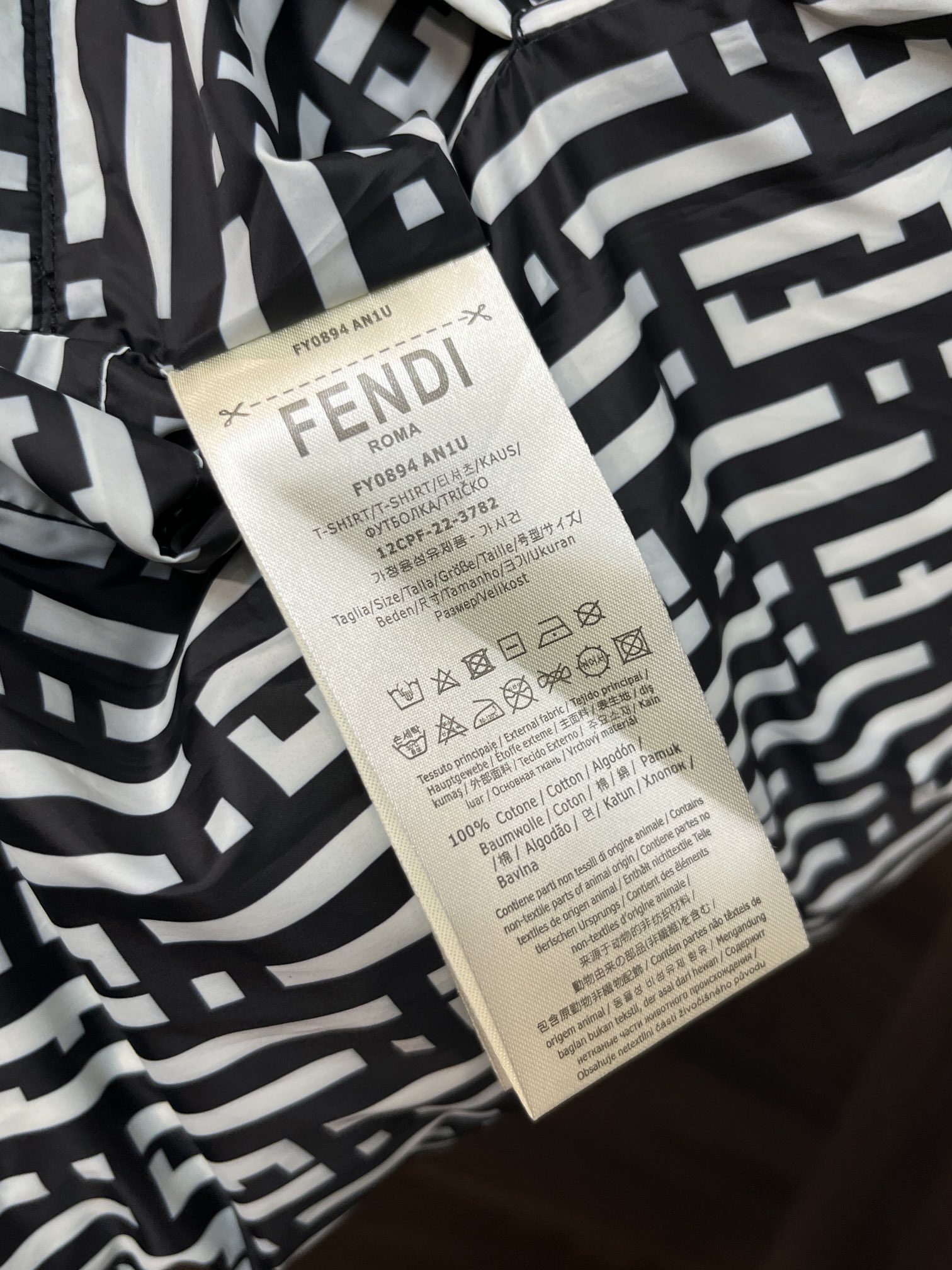 主推Fendi2024秋冬新款羽绒️芬迪新款立领设计羽绒服外套选用亮泽尼龙面料打造双面穿羽绒服胸前经典印