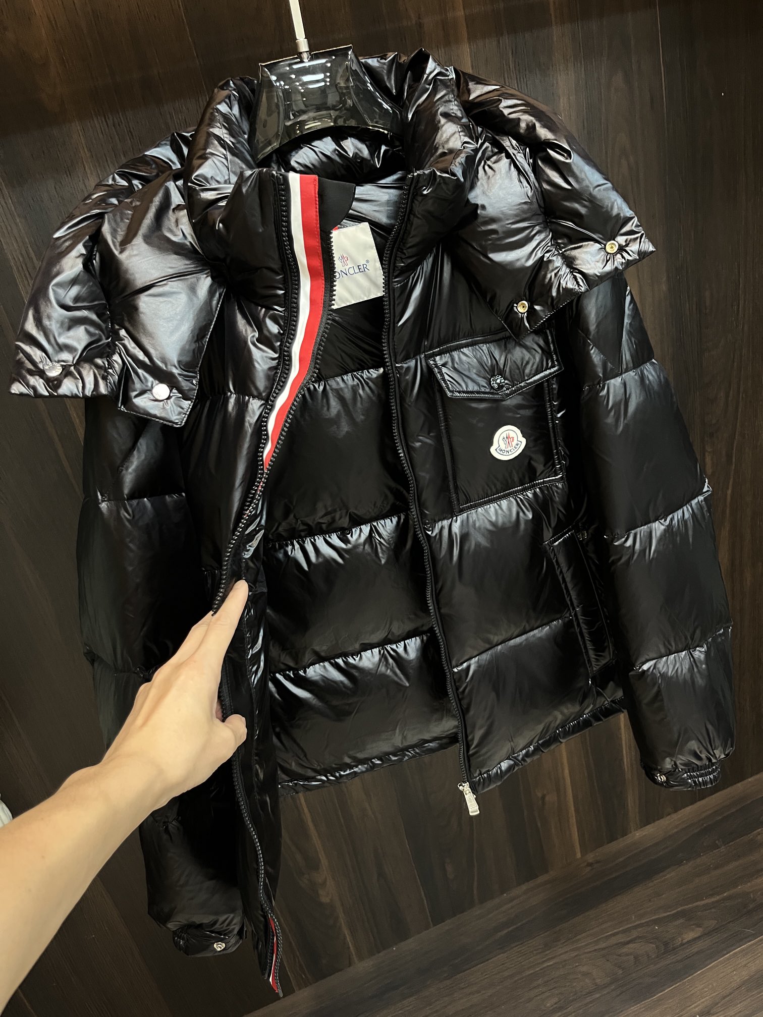 主推Moncler2024秋冬新款蒙口新款连帽设计羽绒服外套选用亮泽尼龙面料打造胸前经典印花设计logo