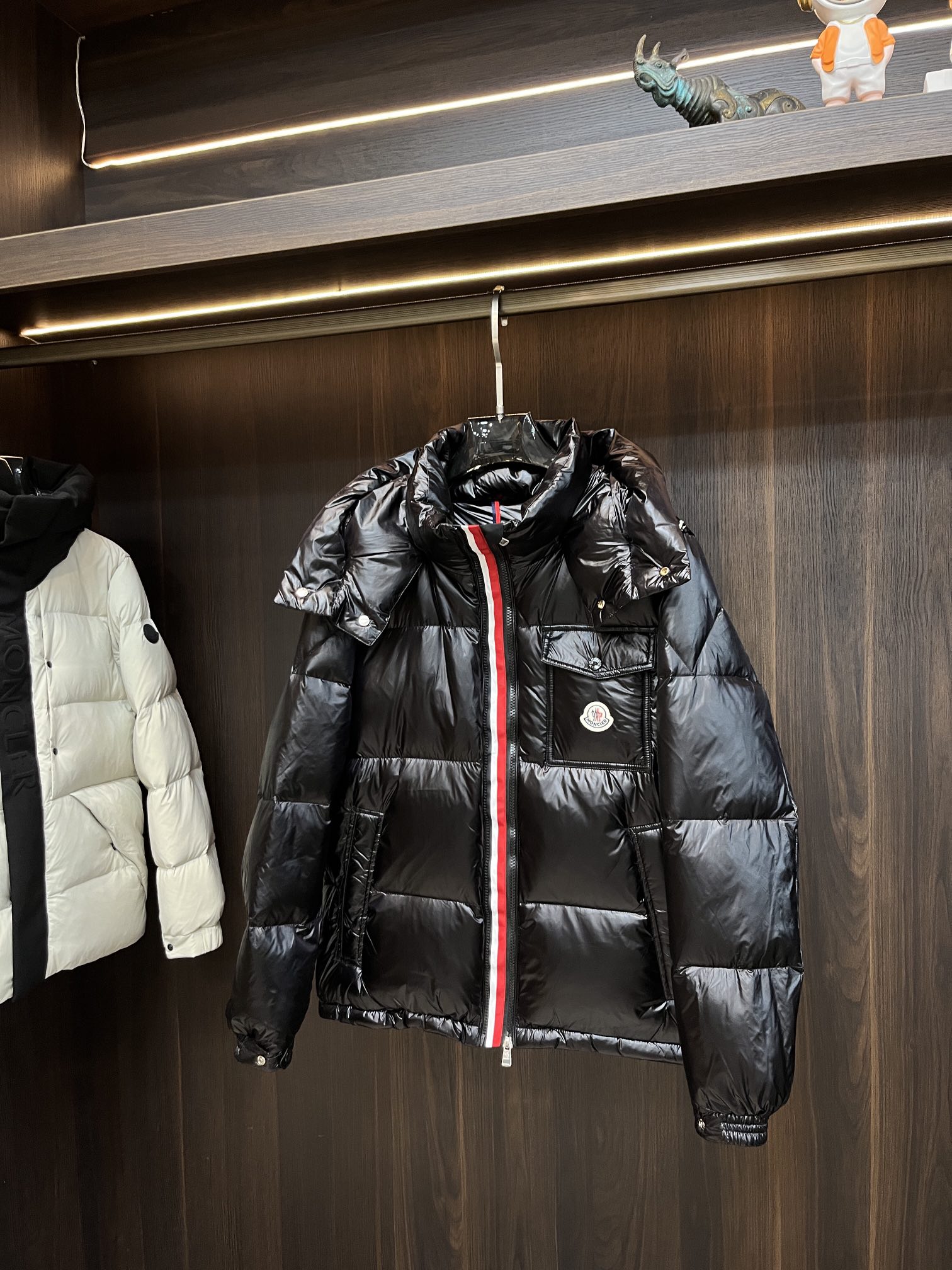 主推Moncler2024秋冬新款蒙口新款连帽设计羽绒服外套选用亮泽尼龙面料打造胸前经典印花设计logo