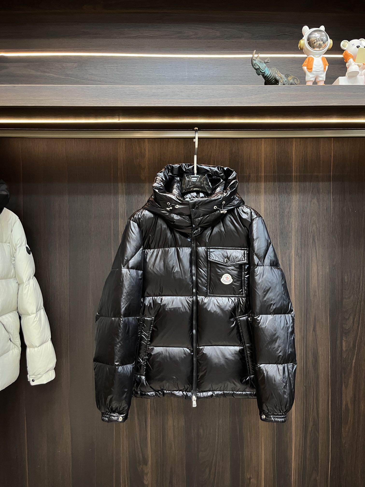 主推Moncler2024秋冬新款蒙口新款连帽设计羽绒服外套选用亮泽尼龙面料打造胸前经典印花设计logo