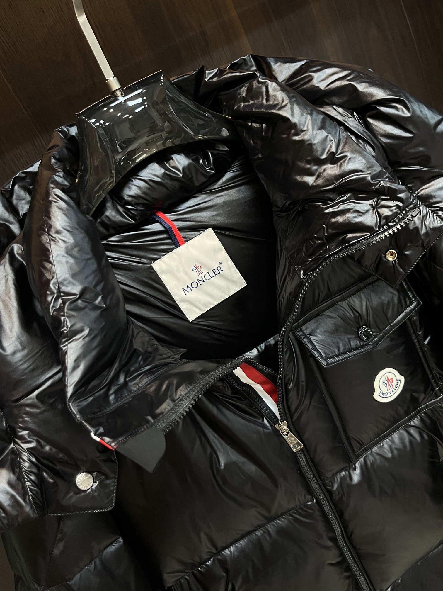 主推Moncler2024秋冬新款蒙口新款连帽设计羽绒服外套选用亮泽尼龙面料打造胸前经典印花设计logo