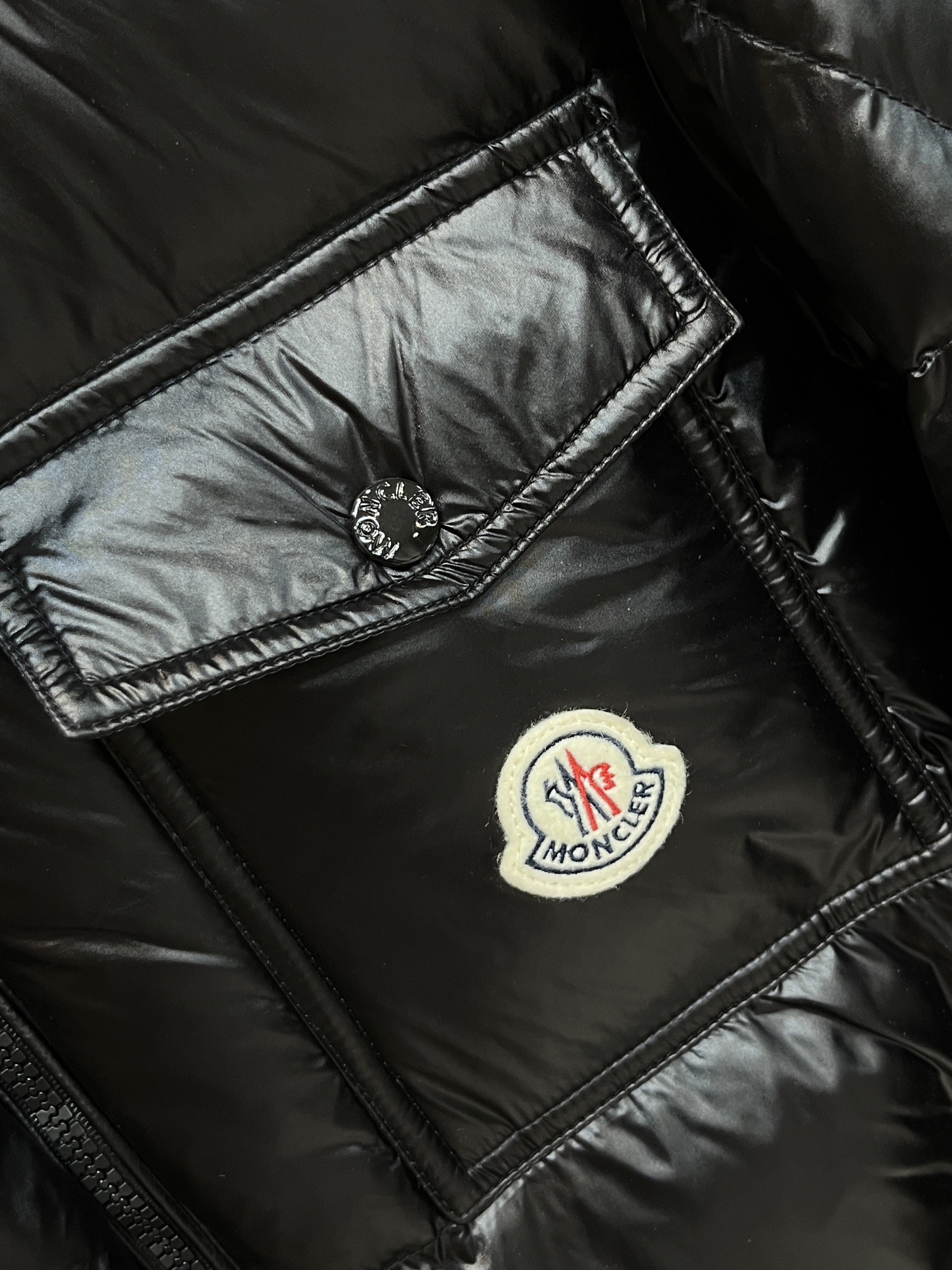 主推Moncler2024秋冬新款蒙口新款连帽设计羽绒服外套选用亮泽尼龙面料打造胸前经典印花设计logo