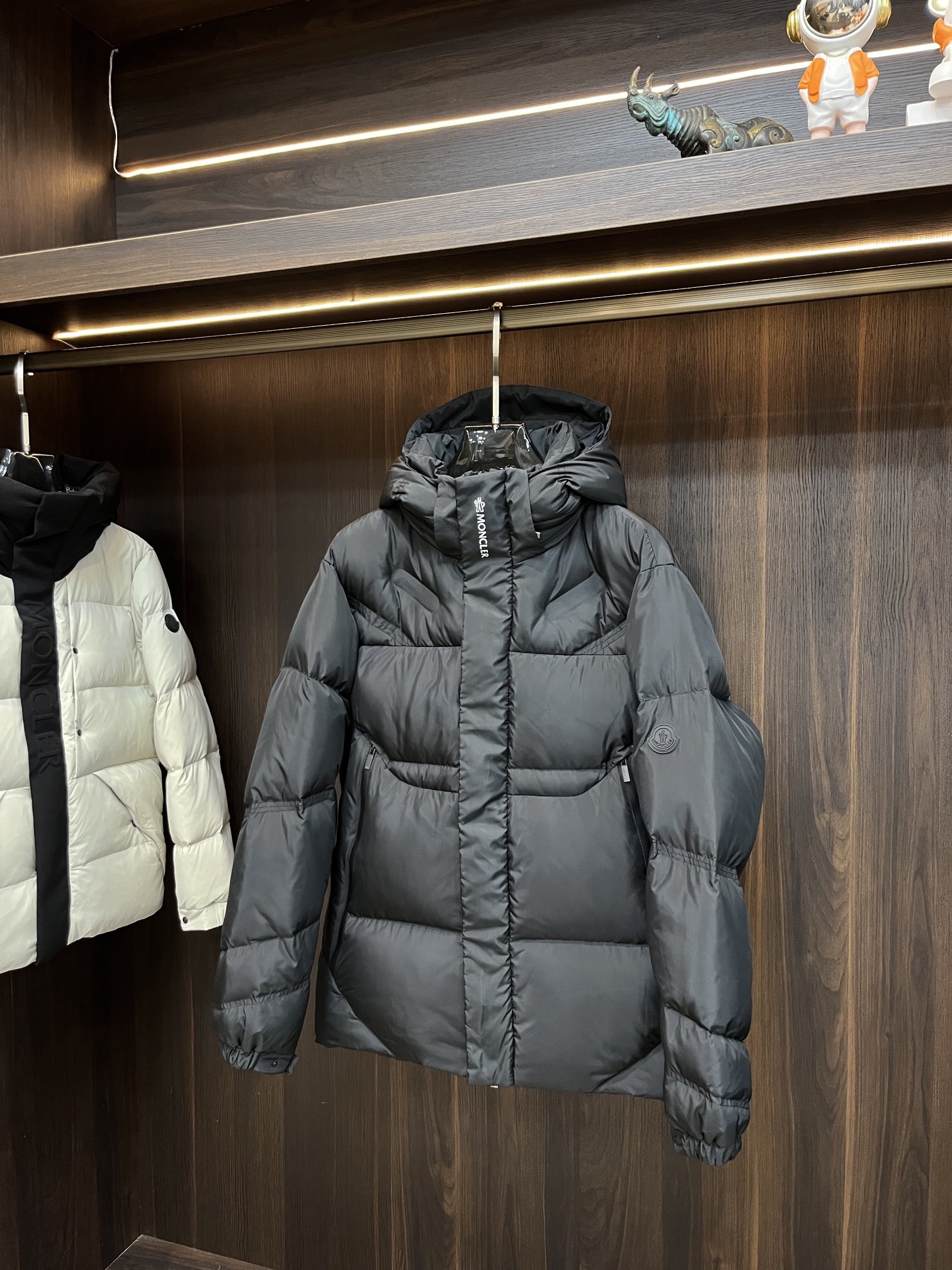 主推Moncler2024秋冬新款蒙口新款连帽设计羽绒服外套选用亮泽尼龙面料打造胸前经典印花设计logo