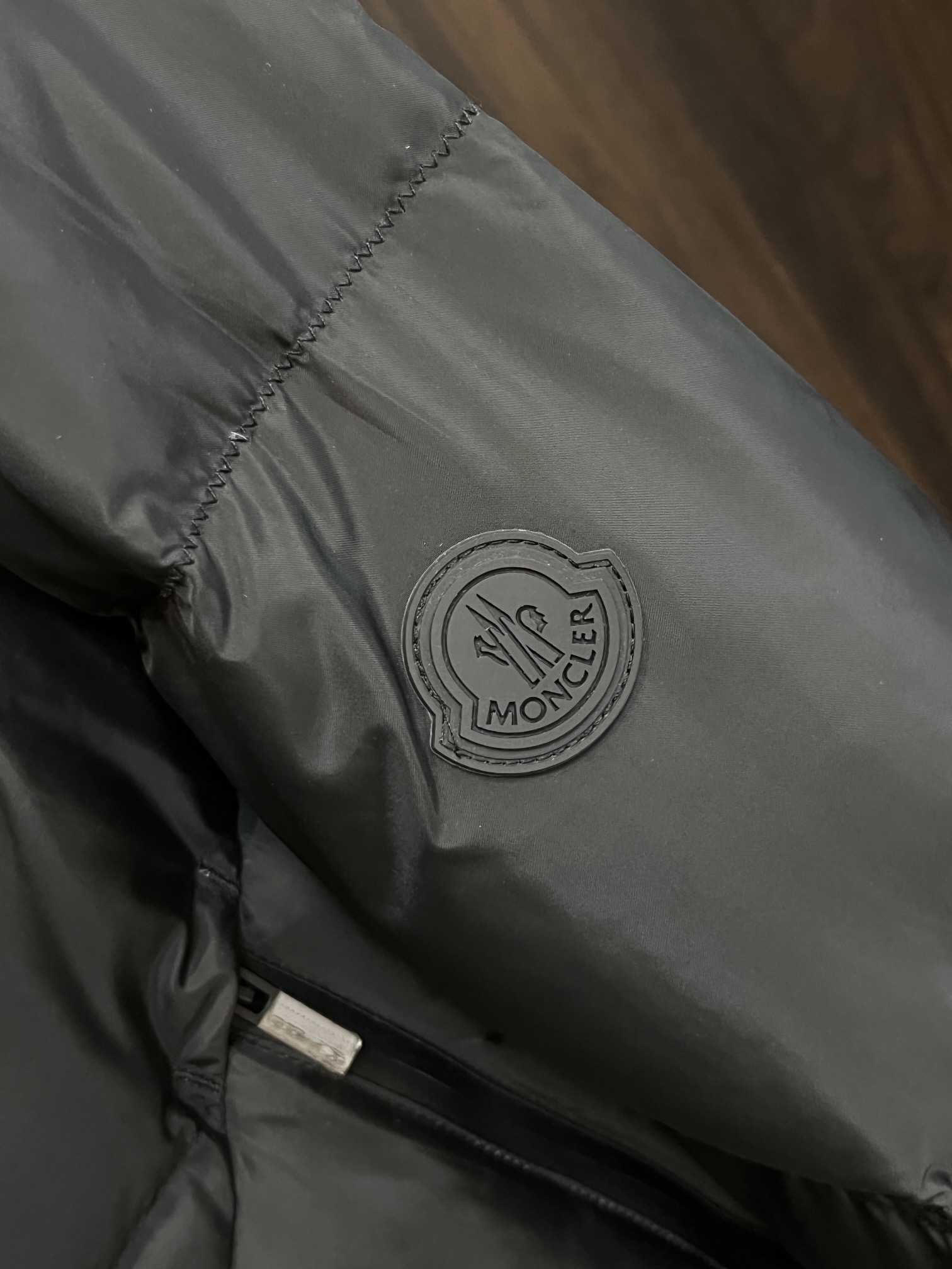 主推Moncler2024秋冬新款蒙口新款连帽设计羽绒服外套选用亮泽尼龙面料打造胸前经典印花设计logo