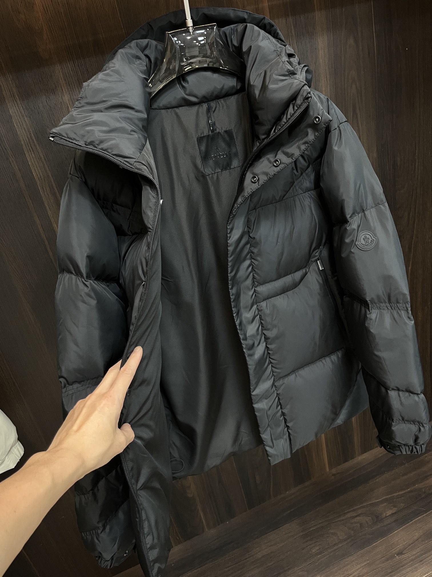 主推Moncler2024秋冬新款蒙口新款连帽设计羽绒服外套选用亮泽尼龙面料打造胸前经典印花设计logo