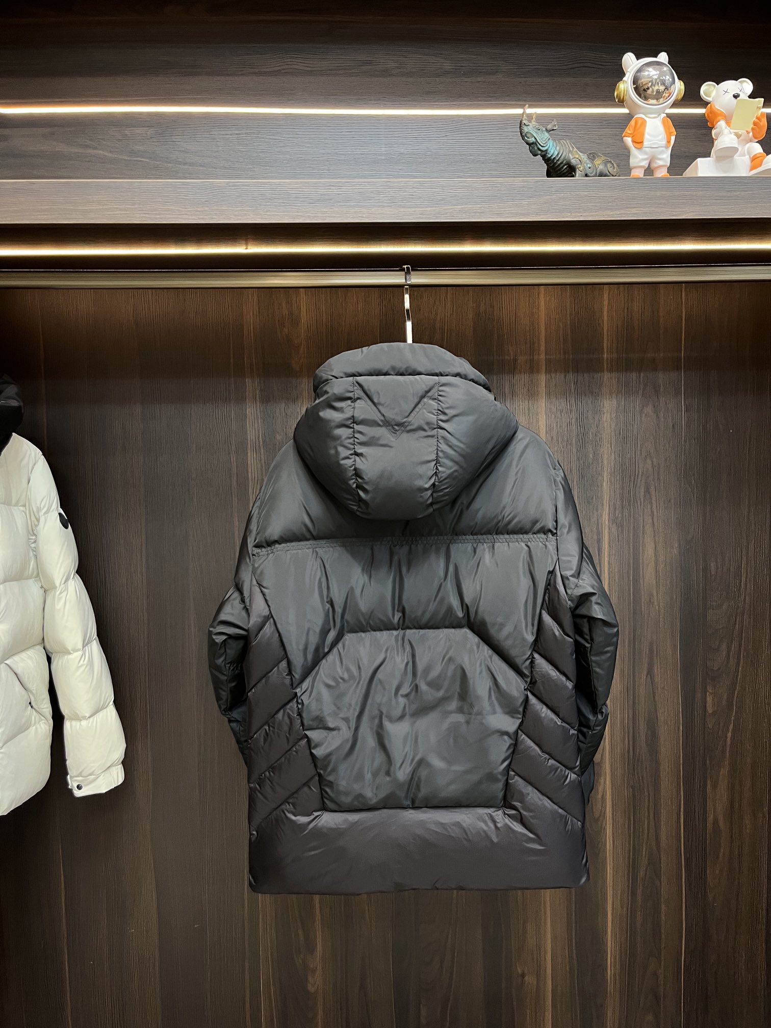 主推Moncler2024秋冬新款蒙口新款连帽设计羽绒服外套选用亮泽尼龙面料打造胸前经典印花设计logo