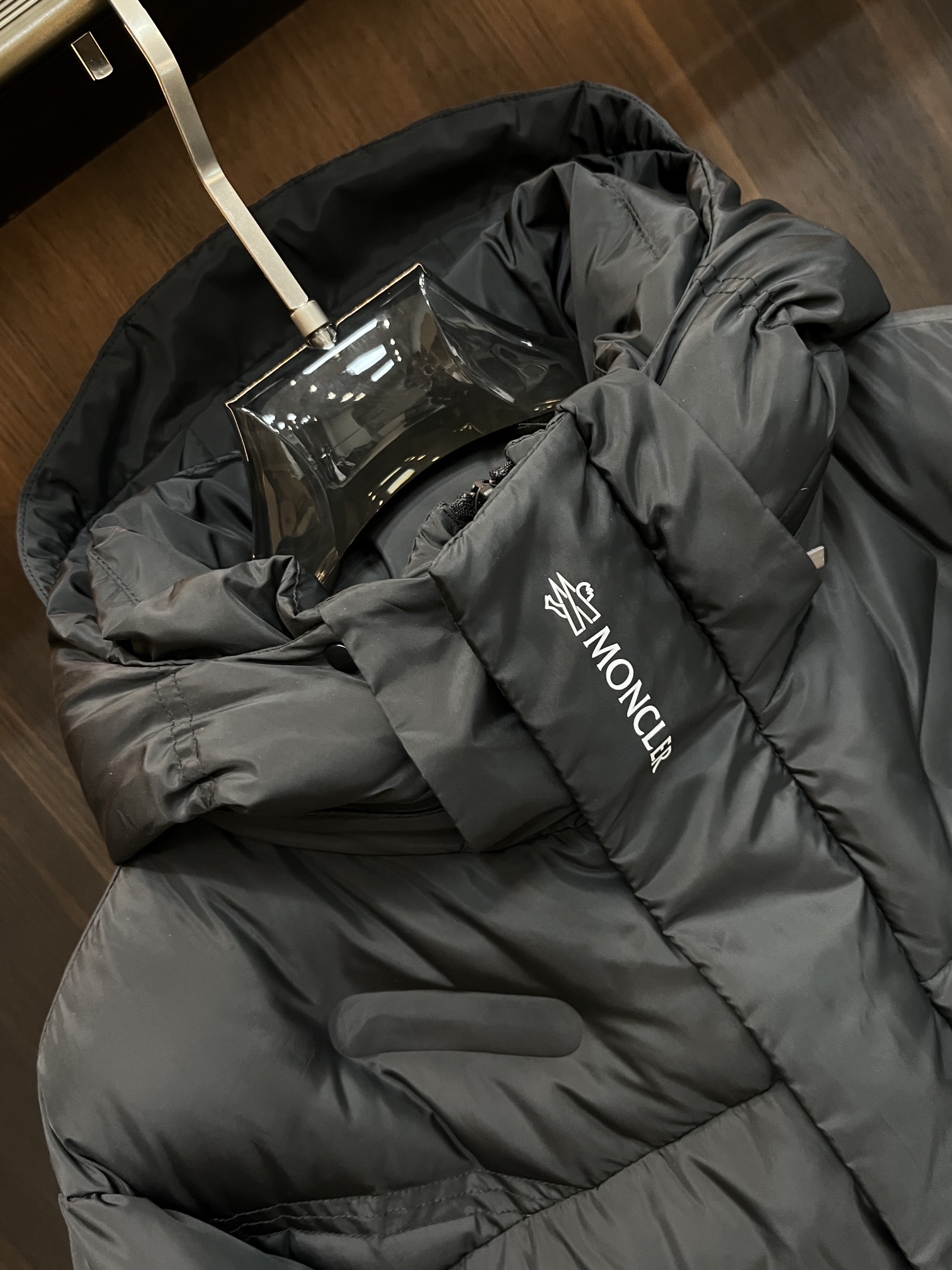 主推Moncler2024秋冬新款蒙口新款连帽设计羽绒服外套选用亮泽尼龙面料打造胸前经典印花设计logo