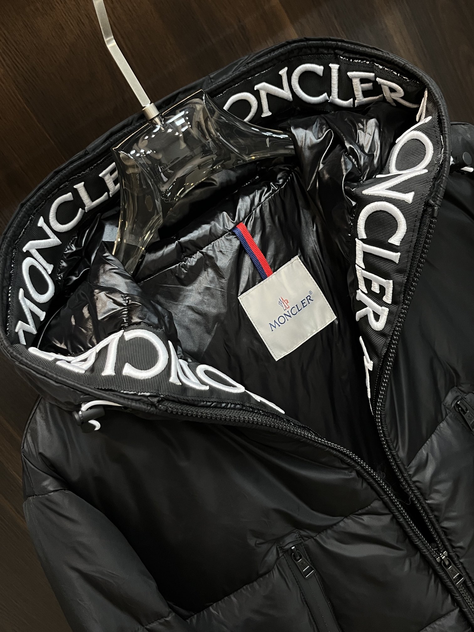 主推Moncler2024秋冬新款蒙口新款连帽设计羽绒服外套选用亮泽尼龙面料打造胸前经典印花设计logo