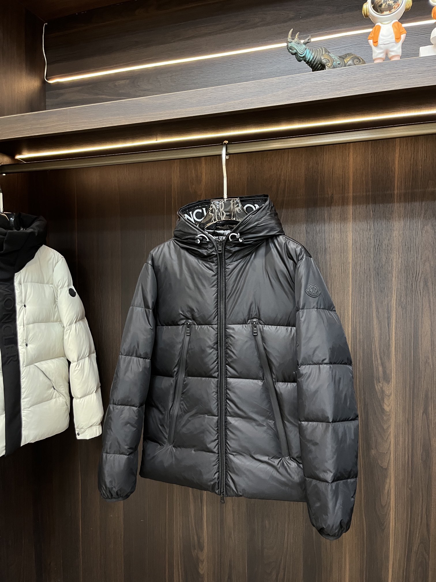 主推Moncler2024秋冬新款蒙口新款连帽设计羽绒服外套选用亮泽尼龙面料打造胸前经典印花设计logo