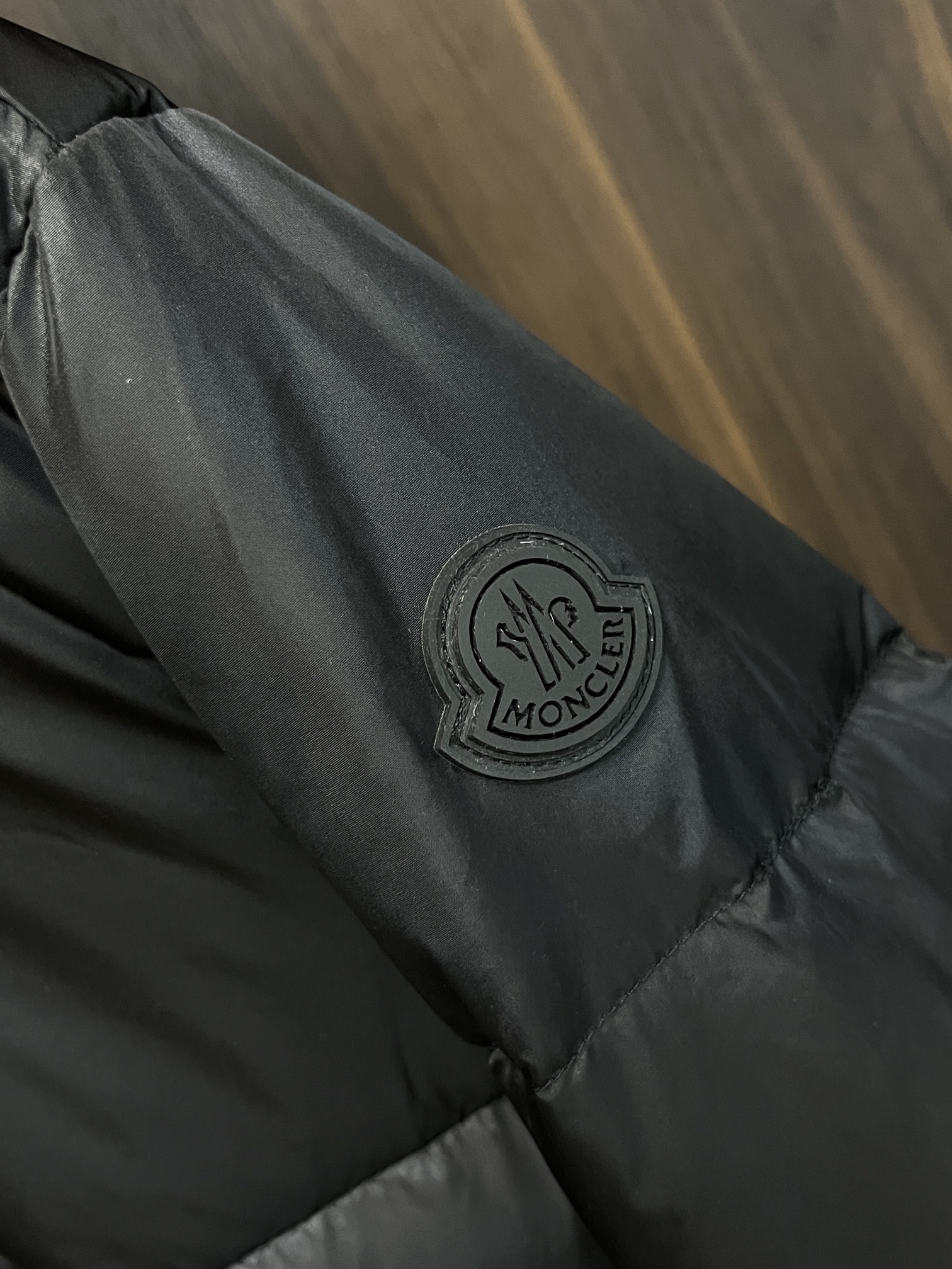 主推Moncler2024秋冬新款蒙口新款连帽设计羽绒服外套选用亮泽尼龙面料打造胸前经典印花设计logo