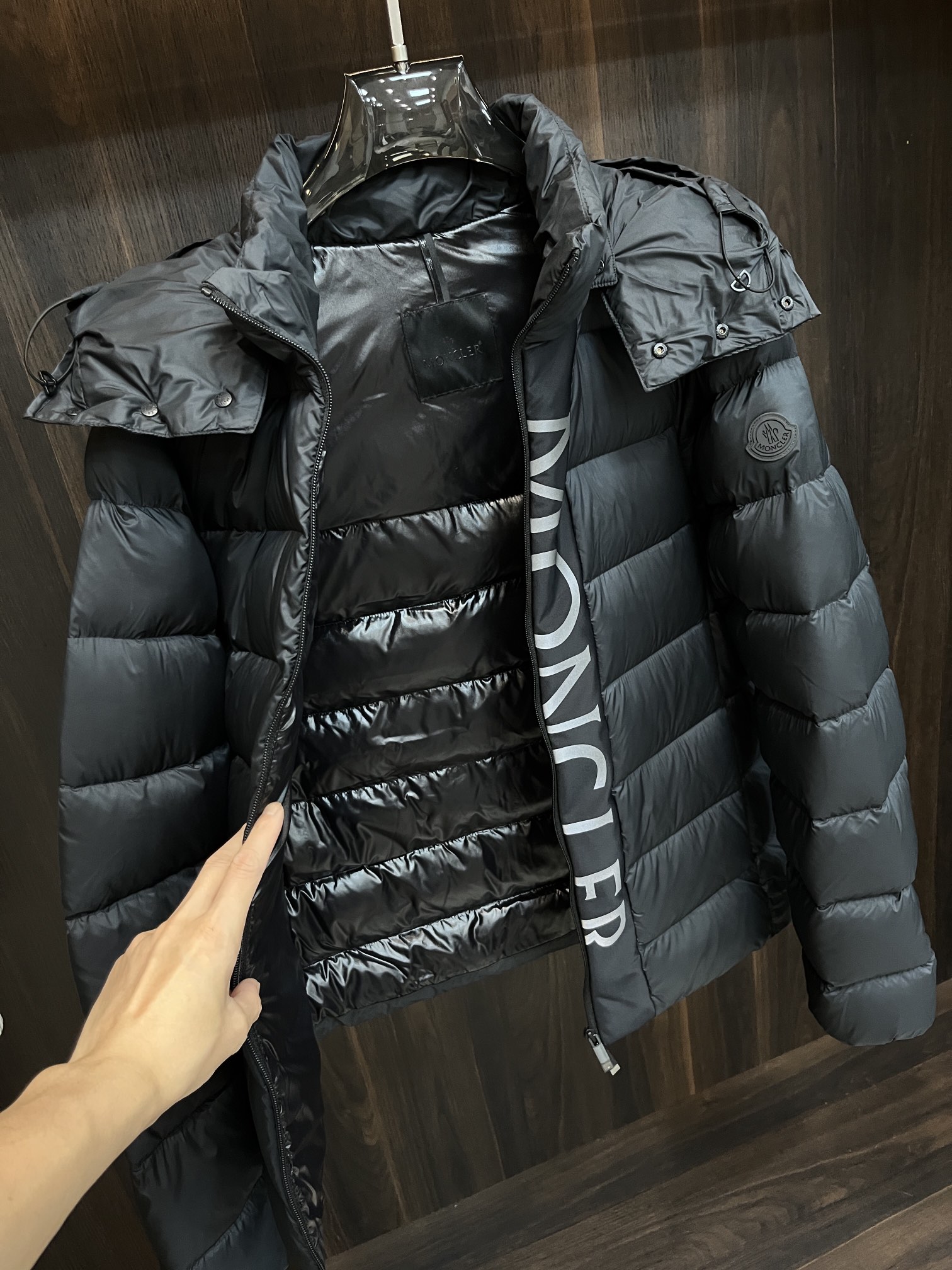 主推Moncler2024秋冬新款蒙口新款连帽设计羽绒服外套选用亮泽尼龙面料打造胸前经典印花设计logo