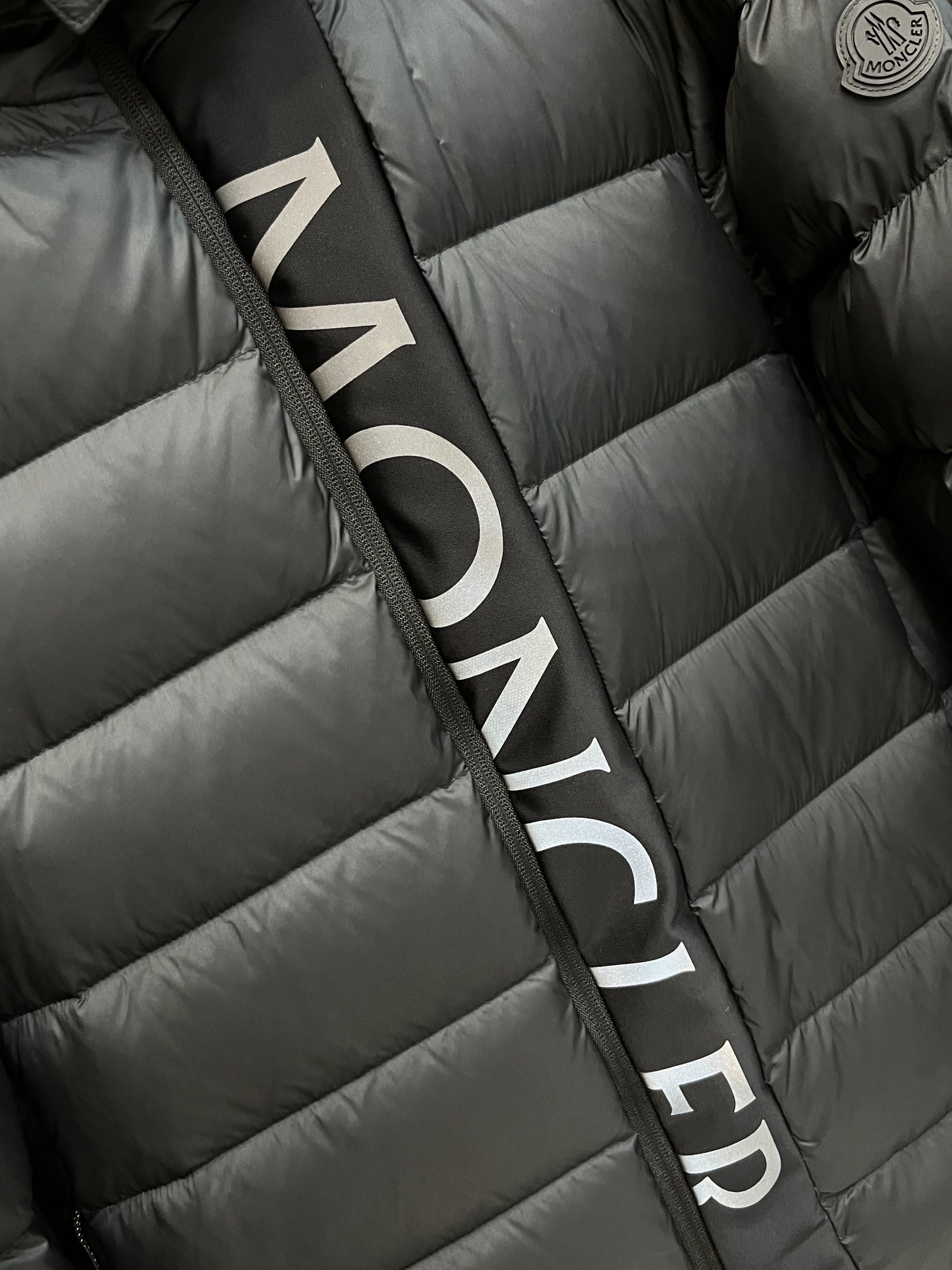 主推Moncler2024秋冬新款蒙口新款连帽设计羽绒服外套选用亮泽尼龙面料打造胸前经典印花设计logo