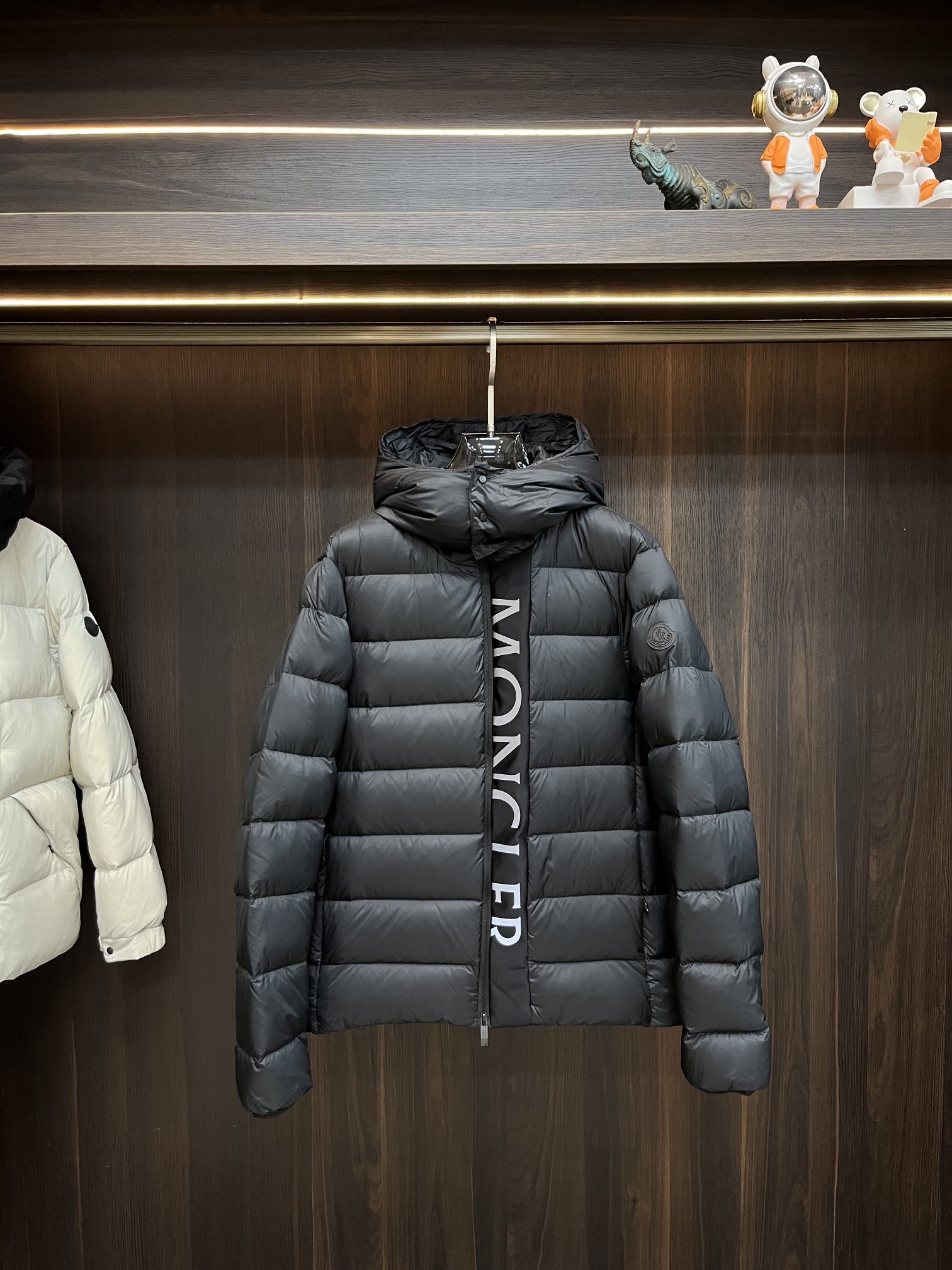 主推Moncler2024秋冬新款蒙口新款连帽设计羽绒服外套选用亮泽尼龙面料打造胸前经典印花设计logo