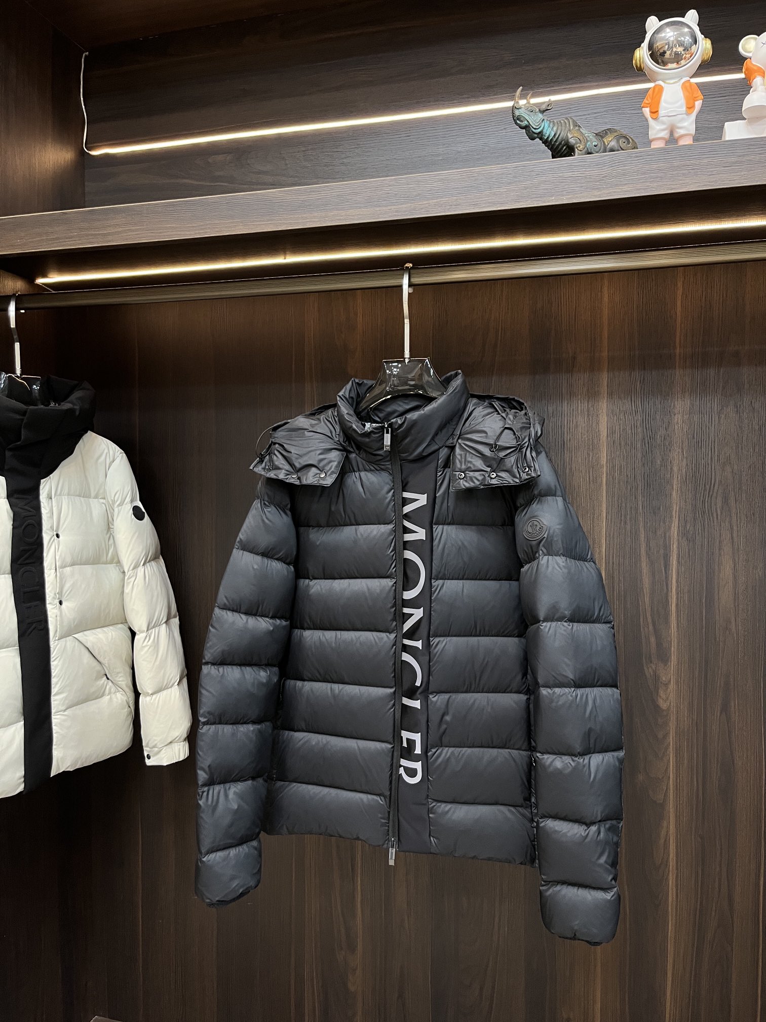 主推Moncler2024秋冬新款蒙口新款连帽设计羽绒服外套选用亮泽尼龙面料打造胸前经典印花设计logo