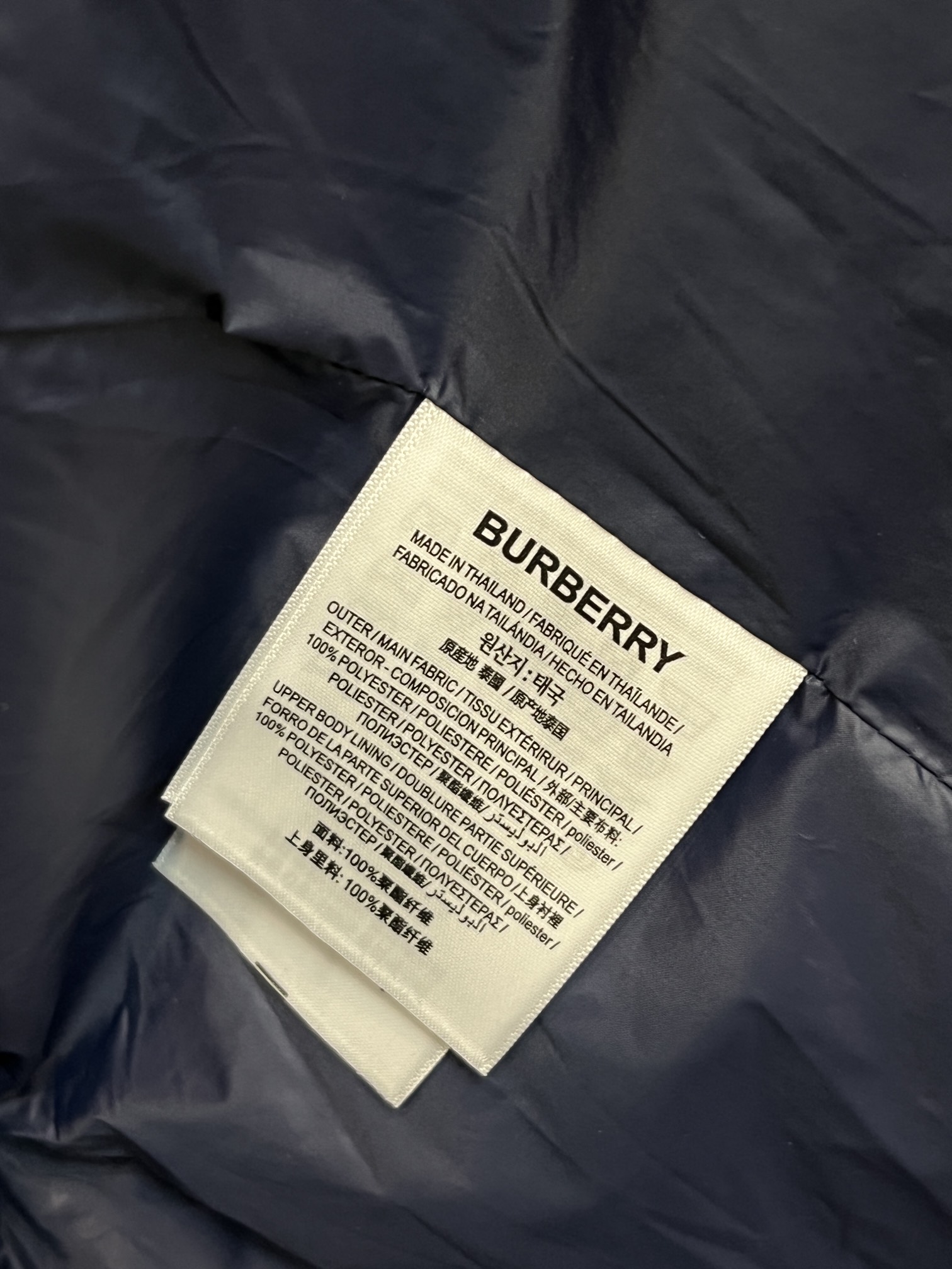 主推Burberey2024秋冬新款巴宝莉新款连帽设计羽绒服外套无缝压胶工艺羽绒外套选用亮泽尼龙面料打造