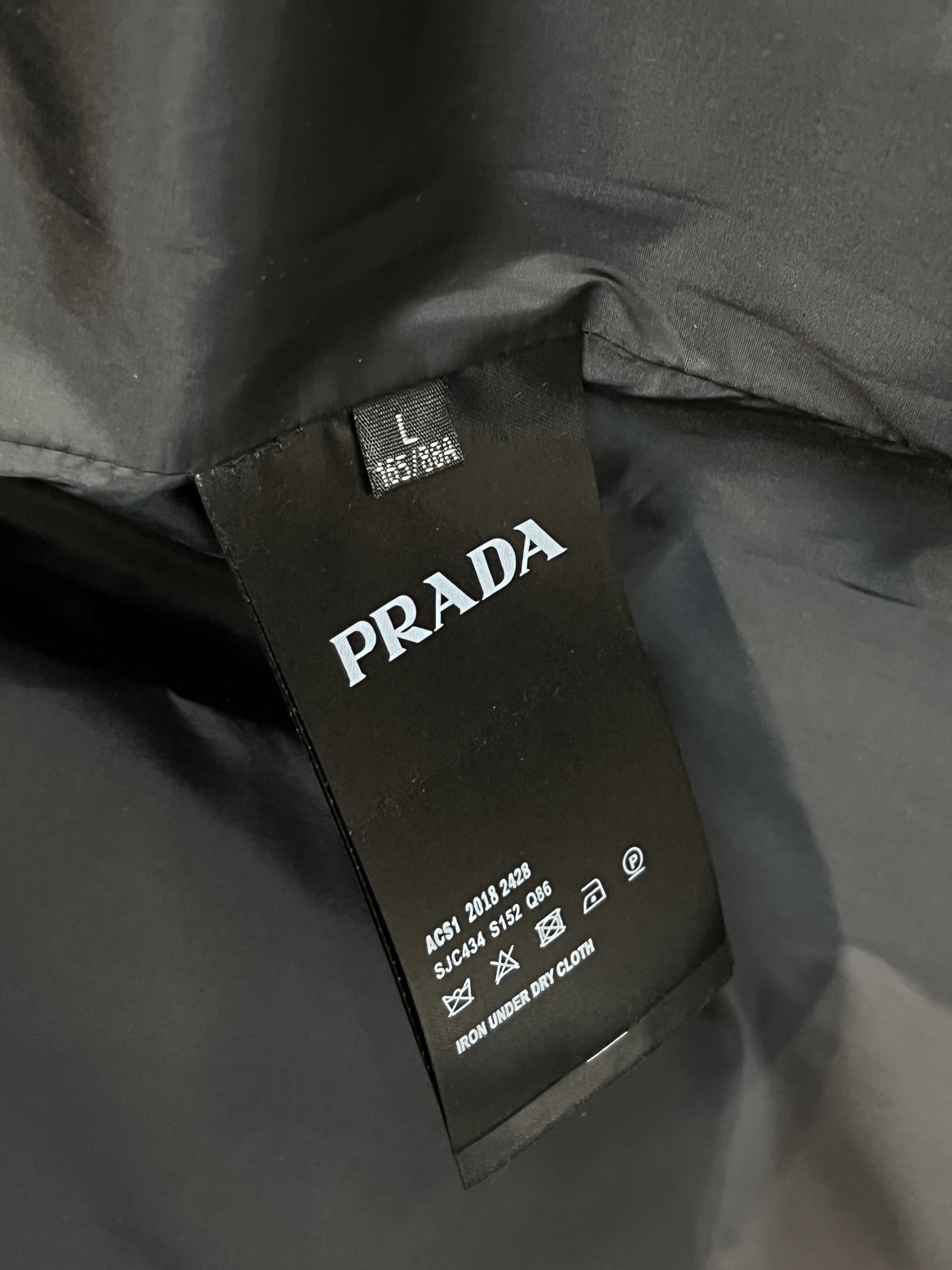 主推Prada顶级品质普拉达24S秋冬新款️爆款立领羽绒服logo刺绣冲锋衣羽绒服！市场最高货真正的90