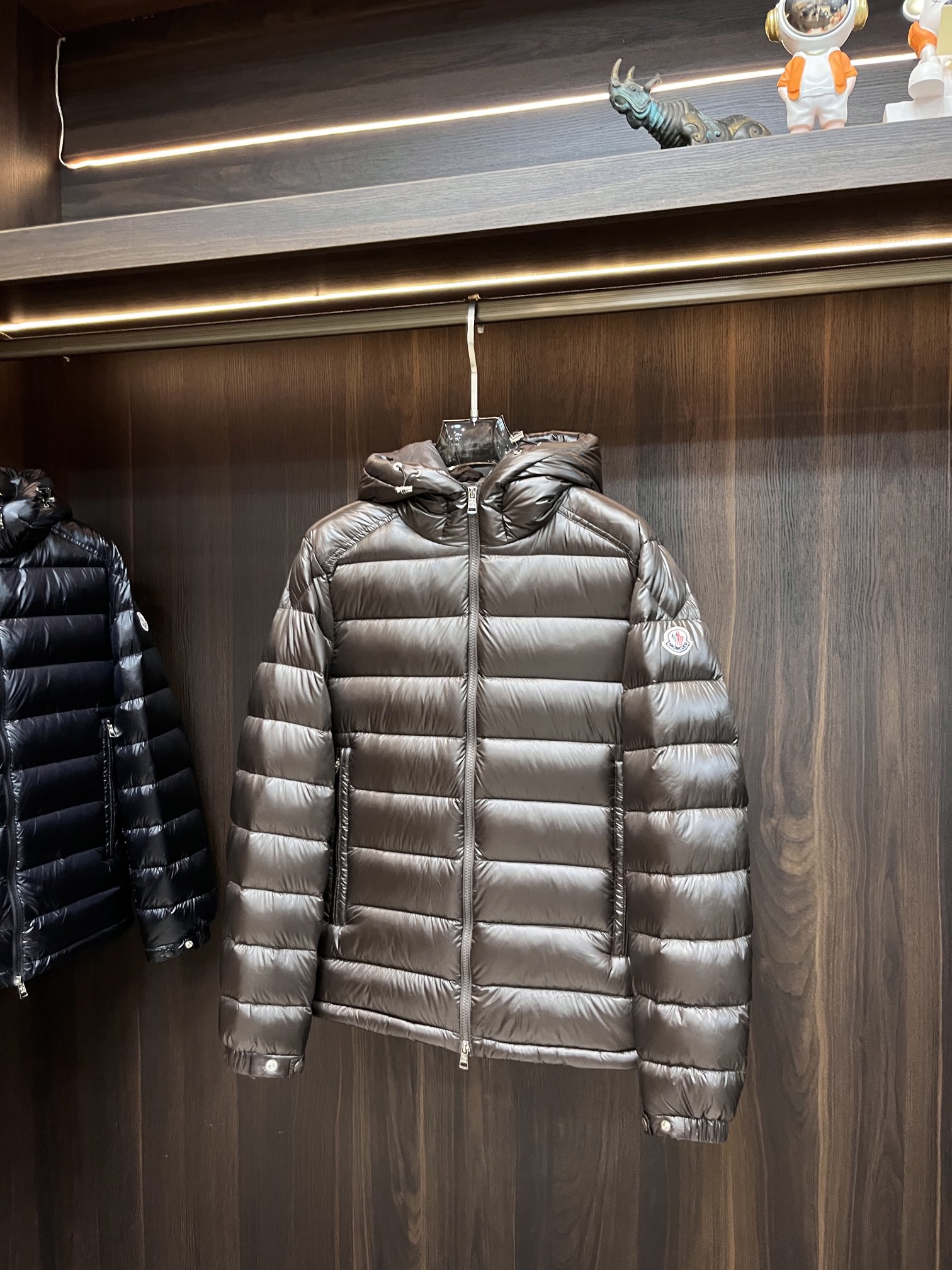 主推Moncler2024秋冬新款️蒙口新款立领设计羽绒服外套选用亮泽尼龙面料打造胸前经典印花设计log