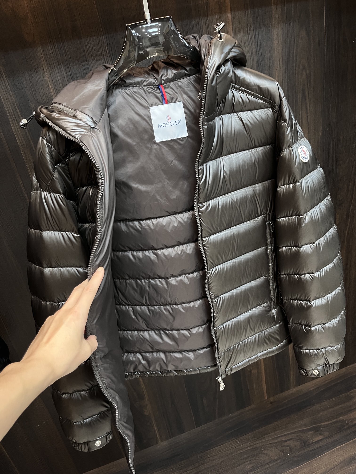 主推Moncler2024秋冬新款️蒙口新款立领设计羽绒服外套选用亮泽尼龙面料打造胸前经典印花设计log