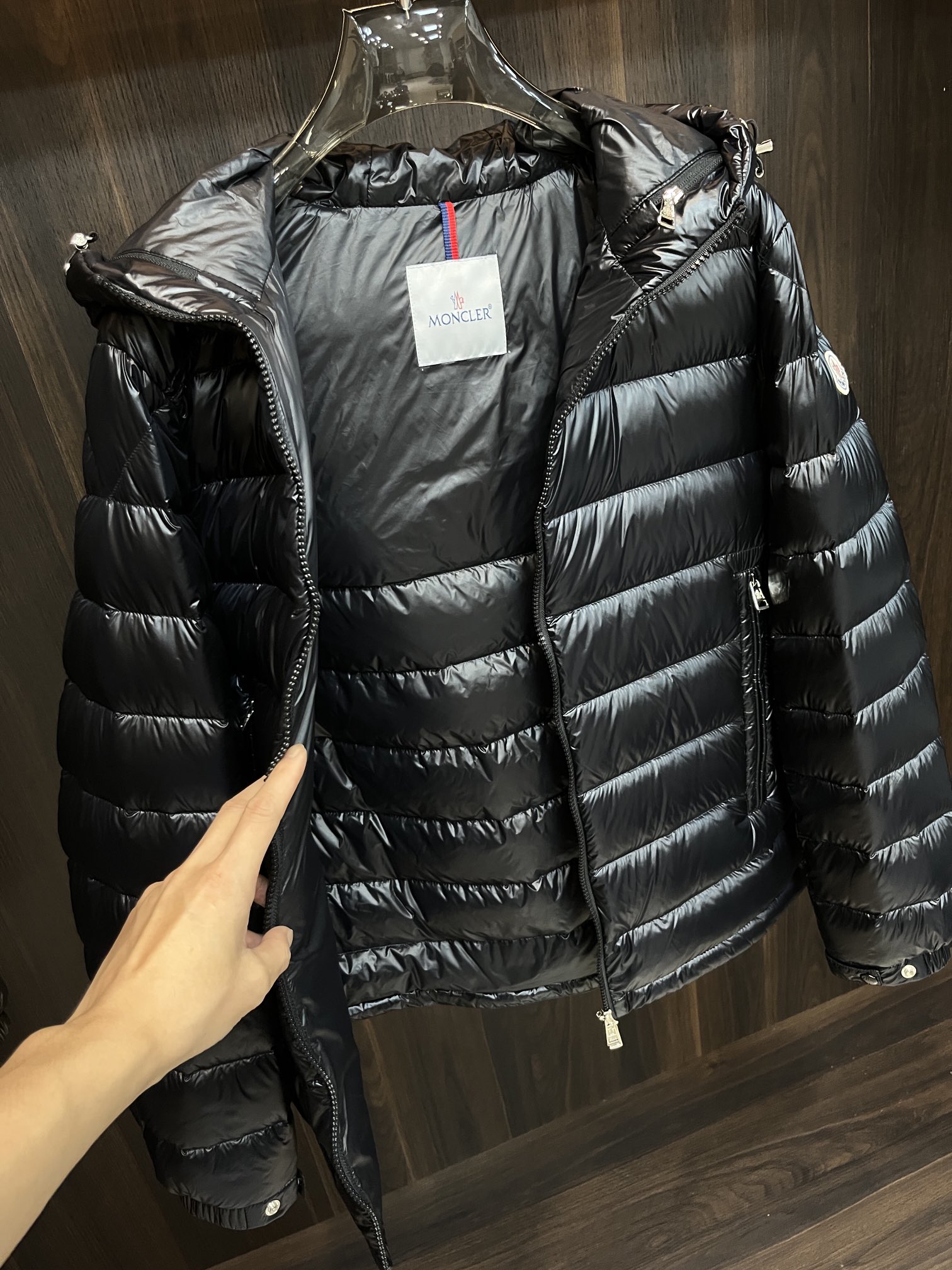 主推Moncler2024秋冬新款️蒙口新款立领设计羽绒服外套选用亮泽尼龙面料打造胸前经典印花设计log