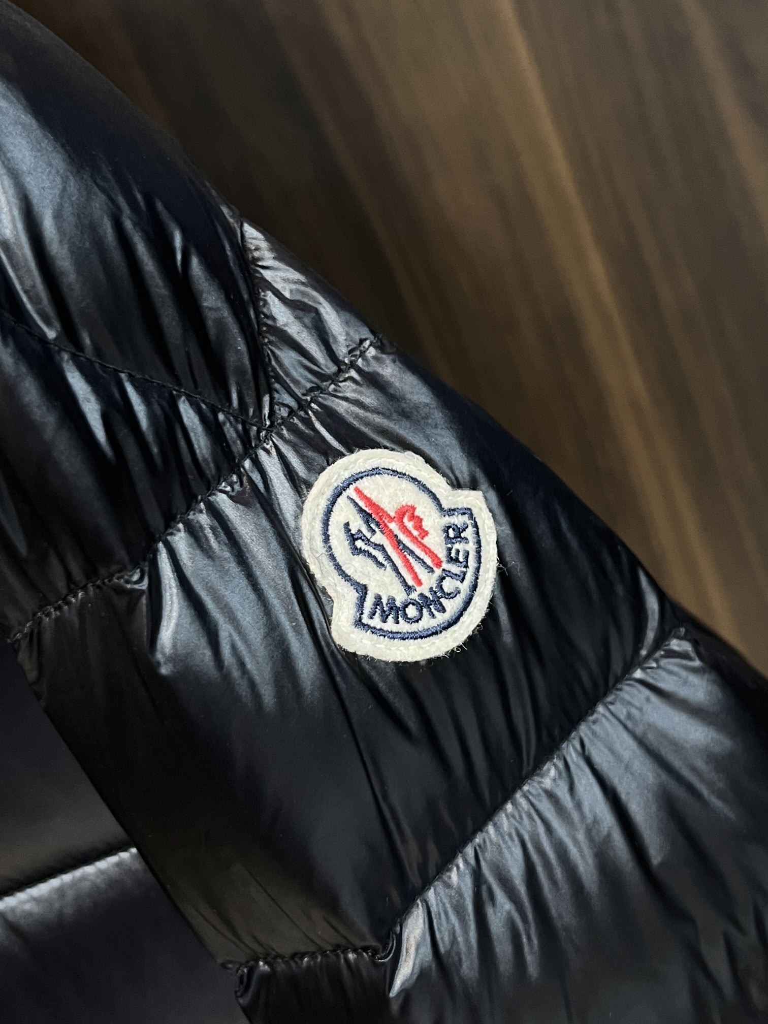 主推Moncler2024秋冬新款️蒙口新款立领设计羽绒服外套选用亮泽尼龙面料打造胸前经典印花设计log