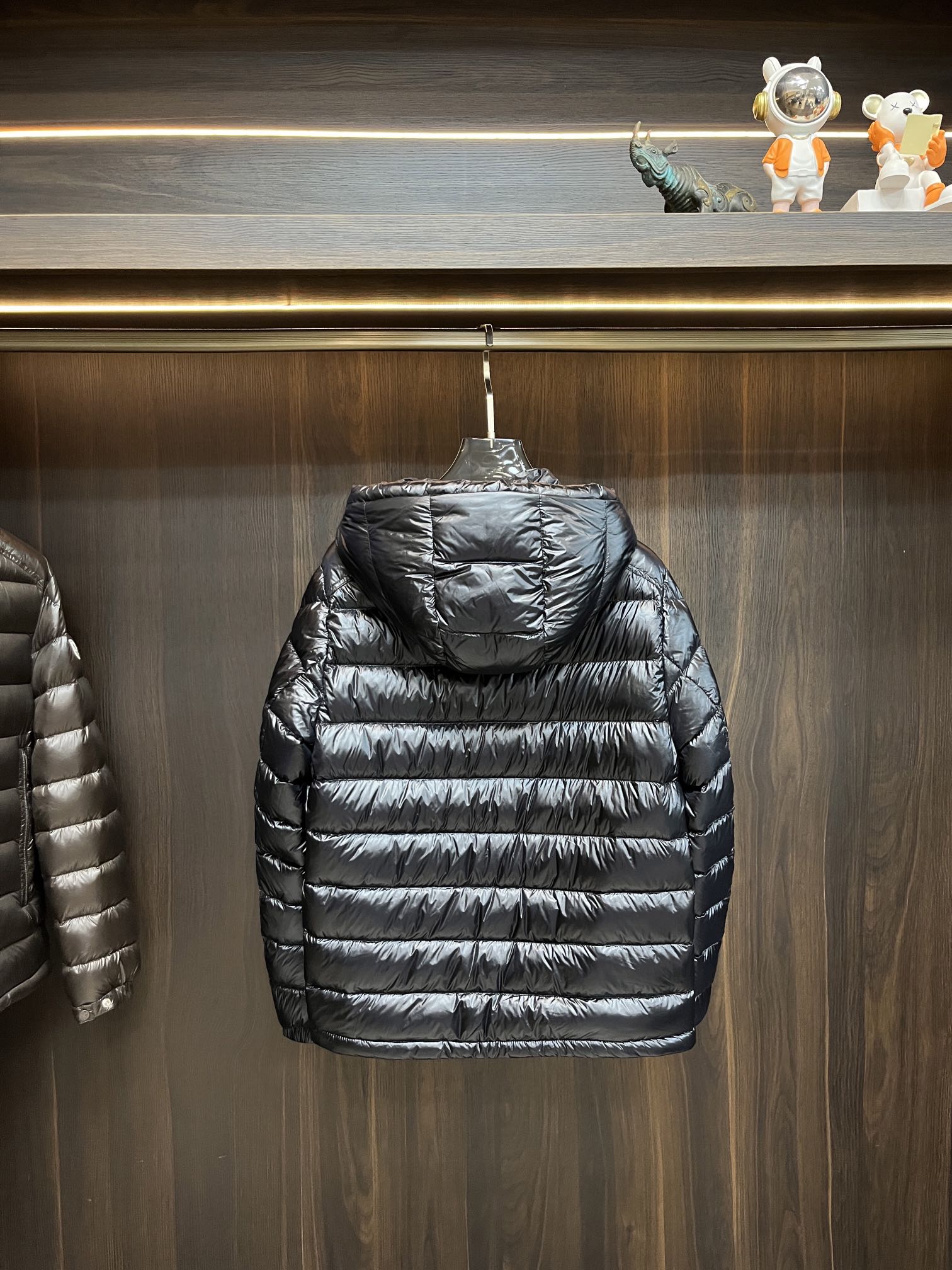 主推Moncler2024秋冬新款️蒙口新款立领设计羽绒服外套选用亮泽尼龙面料打造胸前经典印花设计log