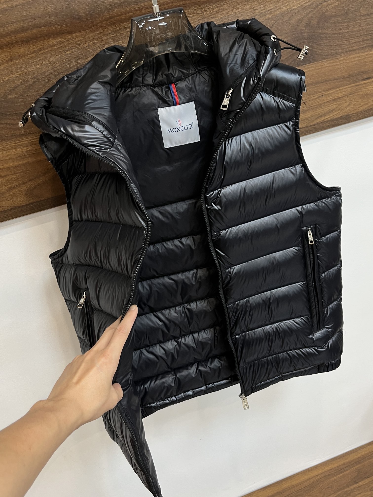 主推Moncler2024秋冬新款️蒙口新款连帽设计羽绒马甲外套选用亮泽尼龙面料打造胸前经典印花设计lo