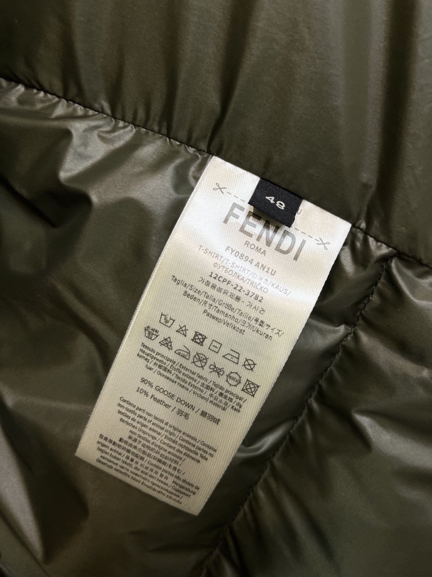 主推Fendi2024秋冬新款羽绒芬迪新款连帽设计羽绒服外套选用亮泽尼龙面料打造胸前经典印花设计logo