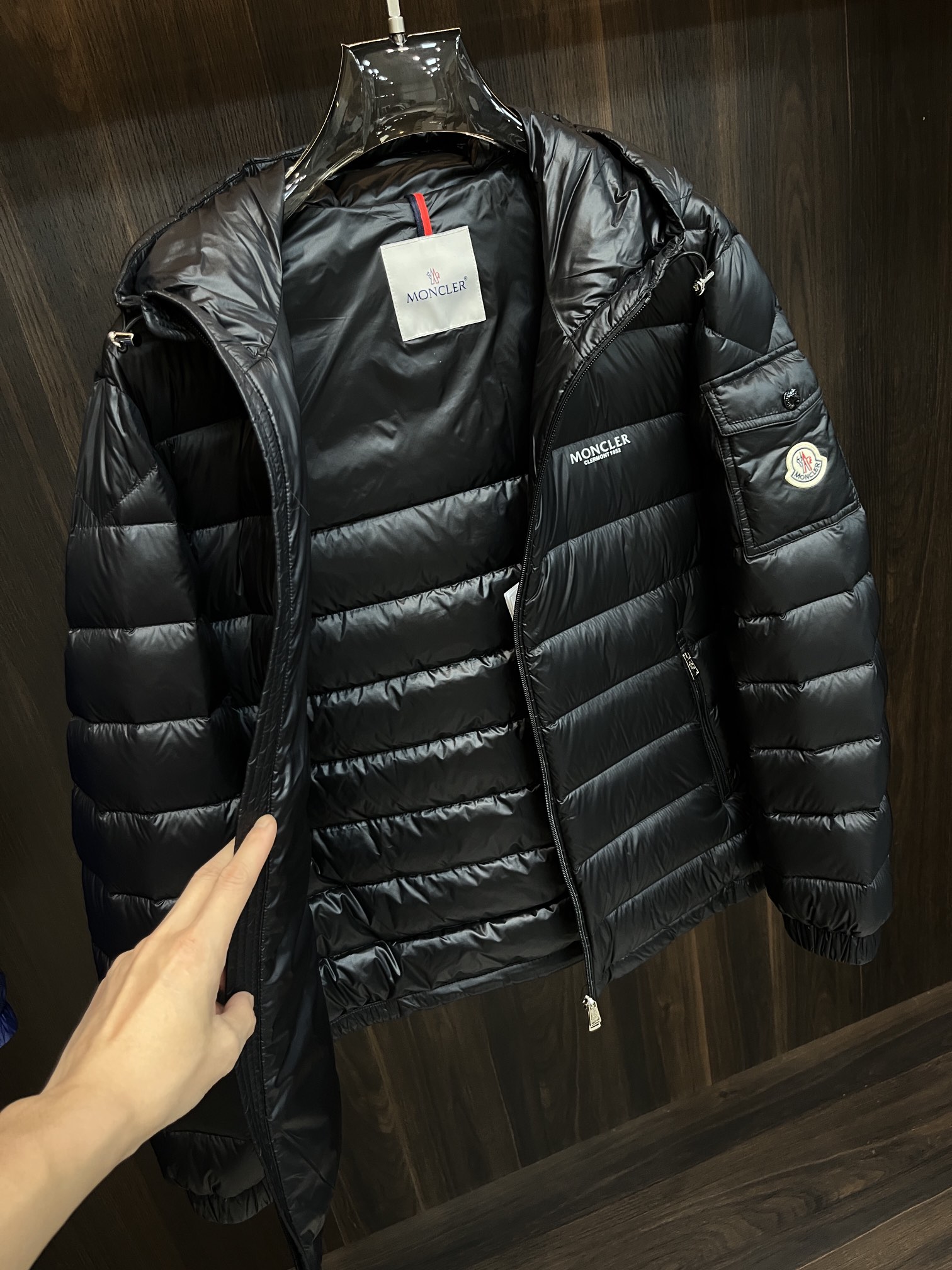 主推Moncler2024秋冬新款羽绒蒙口新款连帽设计羽绒服外套选用亮泽尼龙面料打造胸前经典印花设计lo