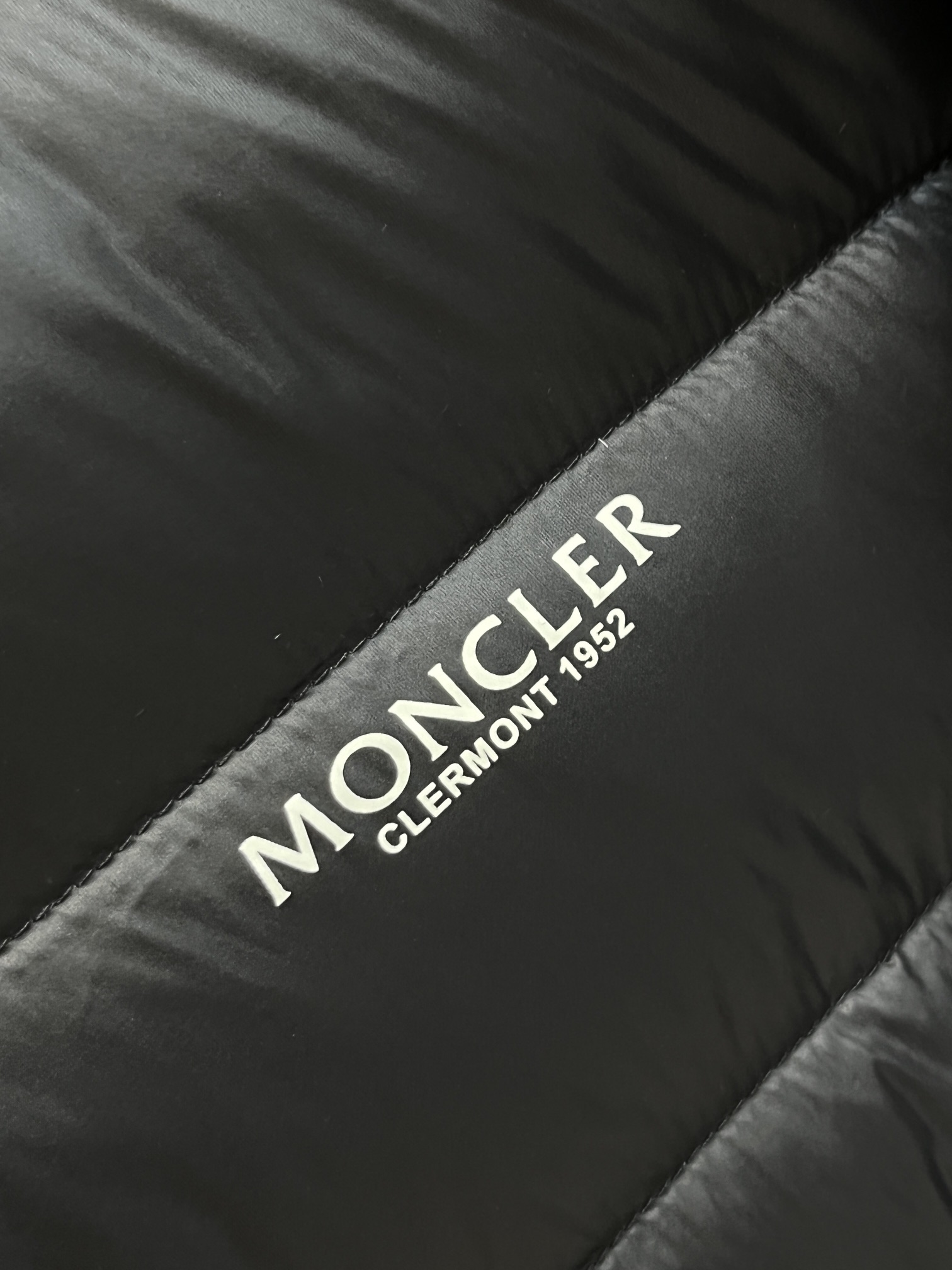 主推Moncler2024秋冬新款羽绒蒙口新款连帽设计羽绒服外套选用亮泽尼龙面料打造胸前经典印花设计lo