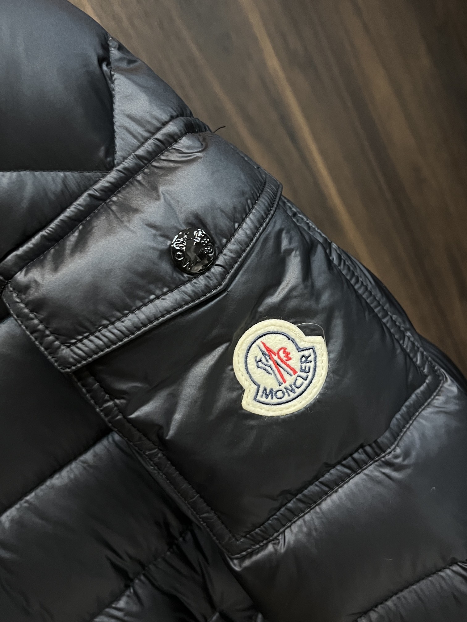 主推Moncler2024秋冬新款羽绒蒙口新款连帽设计羽绒服外套选用亮泽尼龙面料打造胸前经典印花设计lo