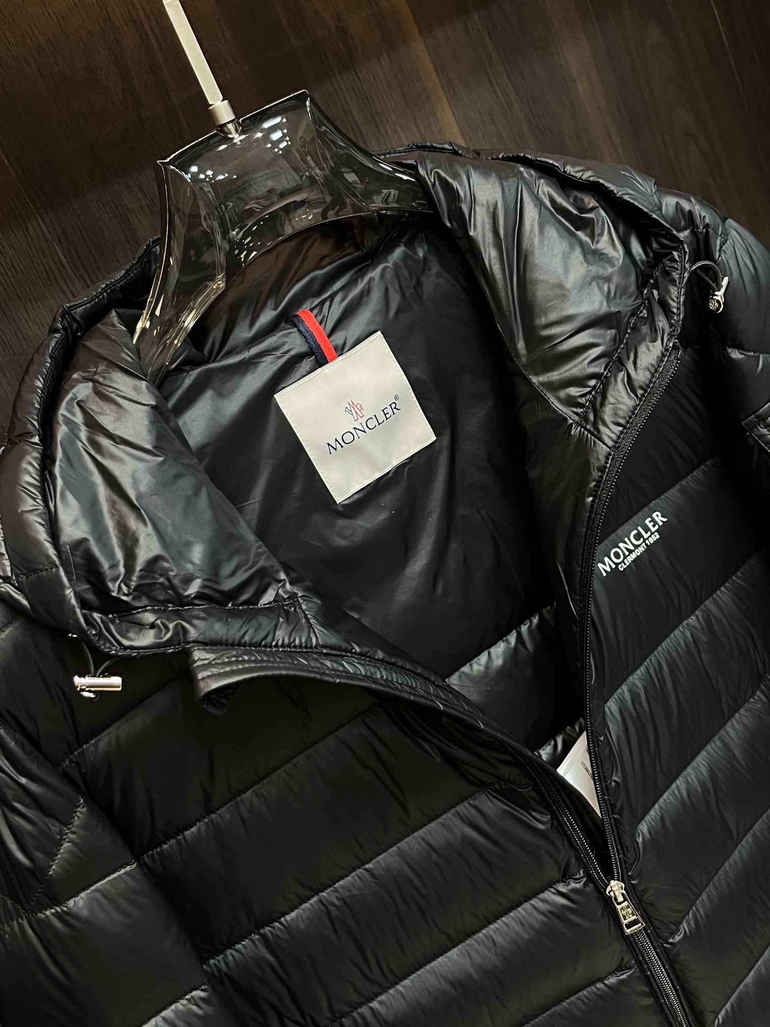 主推Moncler2024秋冬新款羽绒蒙口新款连帽设计羽绒服外套选用亮泽尼龙面料打造胸前经典印花设计lo