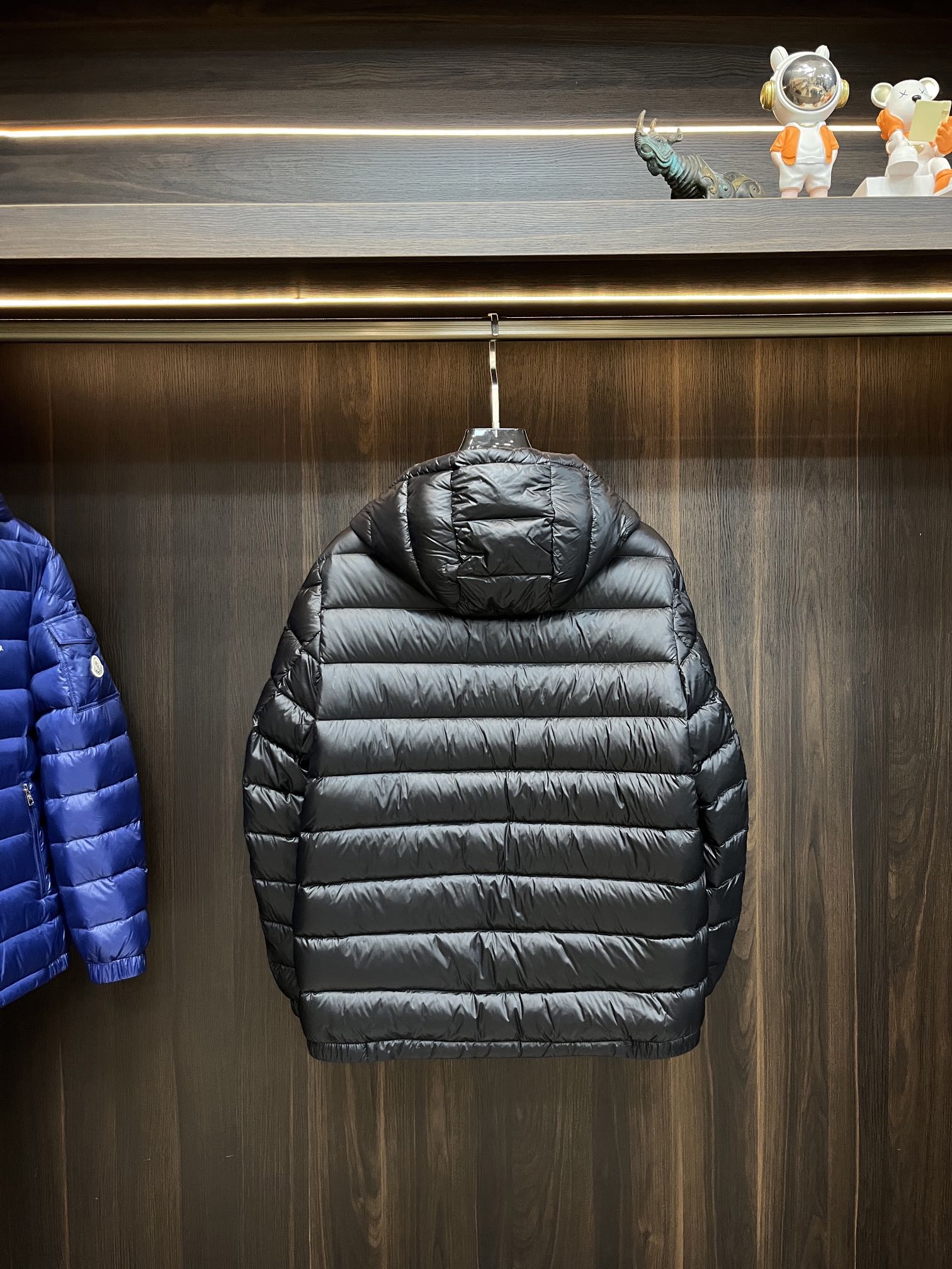 主推Moncler2024秋冬新款羽绒蒙口新款连帽设计羽绒服外套选用亮泽尼龙面料打造胸前经典印花设计lo