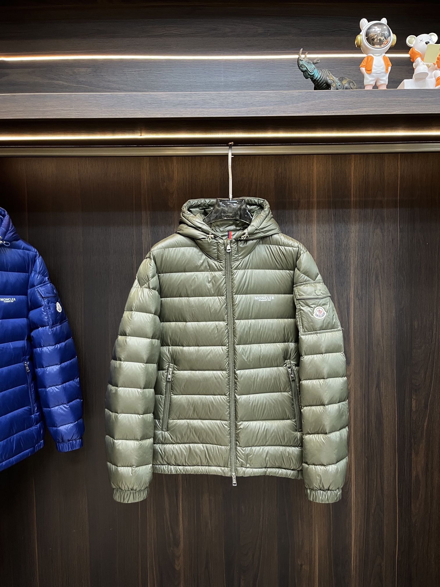 主推Moncler2024秋冬新款羽绒蒙口新款连帽设计羽绒服外套选用亮泽尼龙面料打造胸前经典印花设计lo