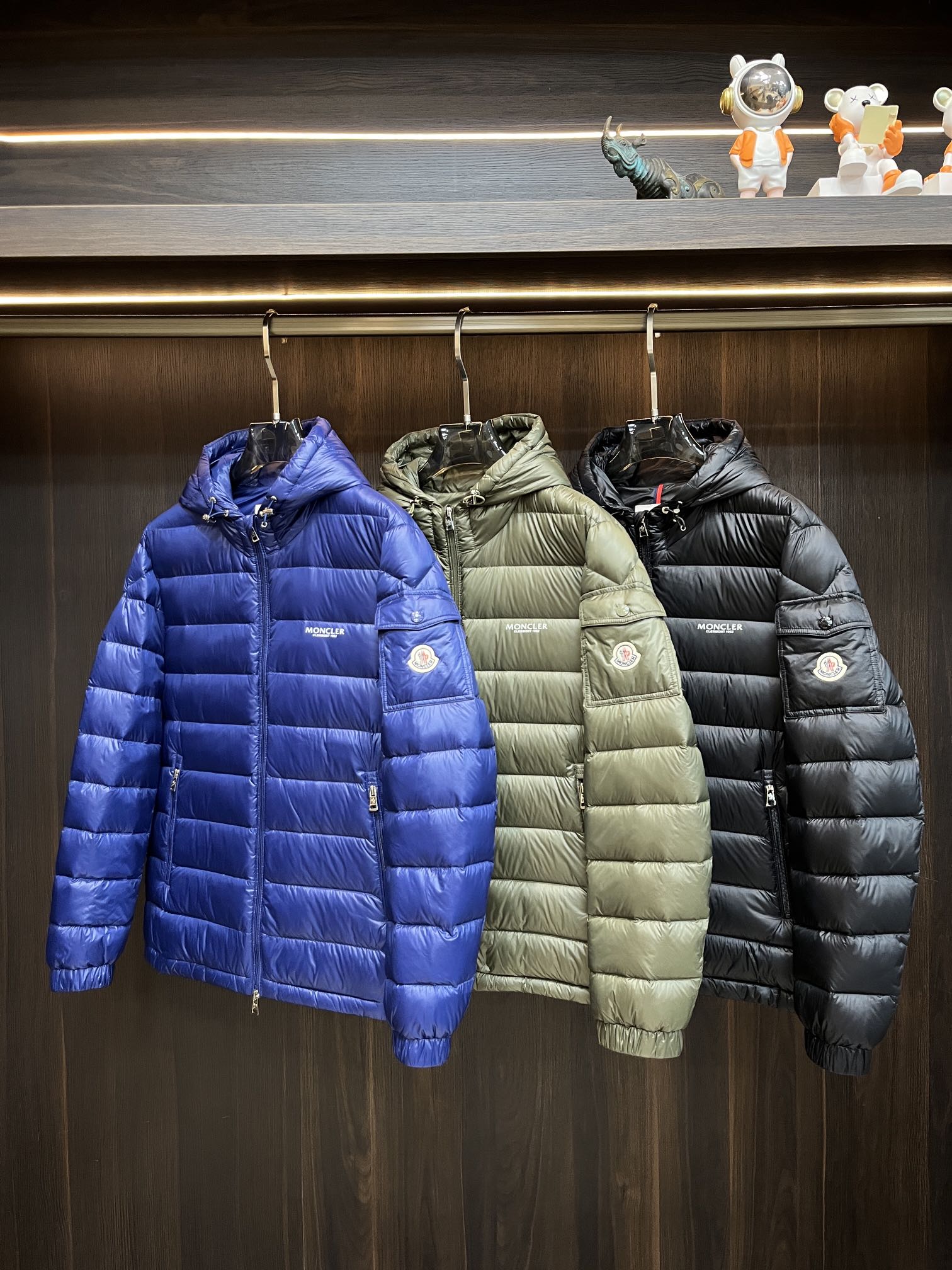 主推Moncler2024秋冬新款羽绒蒙口新款连帽设计羽绒服外套选用亮泽尼龙面料打造胸前经典印花设计lo