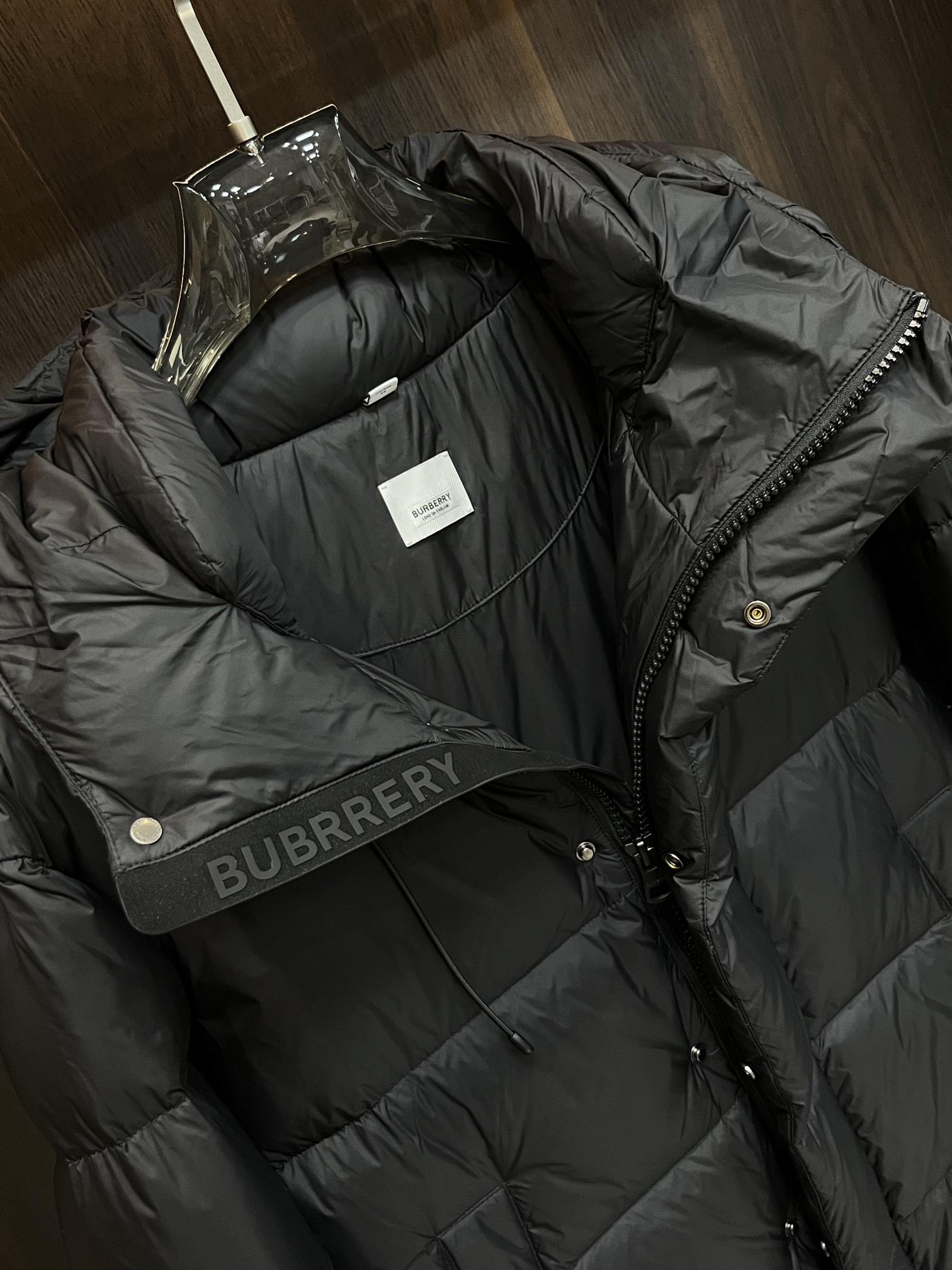 主推Burberry2024秋冬新款羽绒巴宝莉新款连帽设计羽绒服外套选用亮泽尼龙面料打造胸前经典印花设计