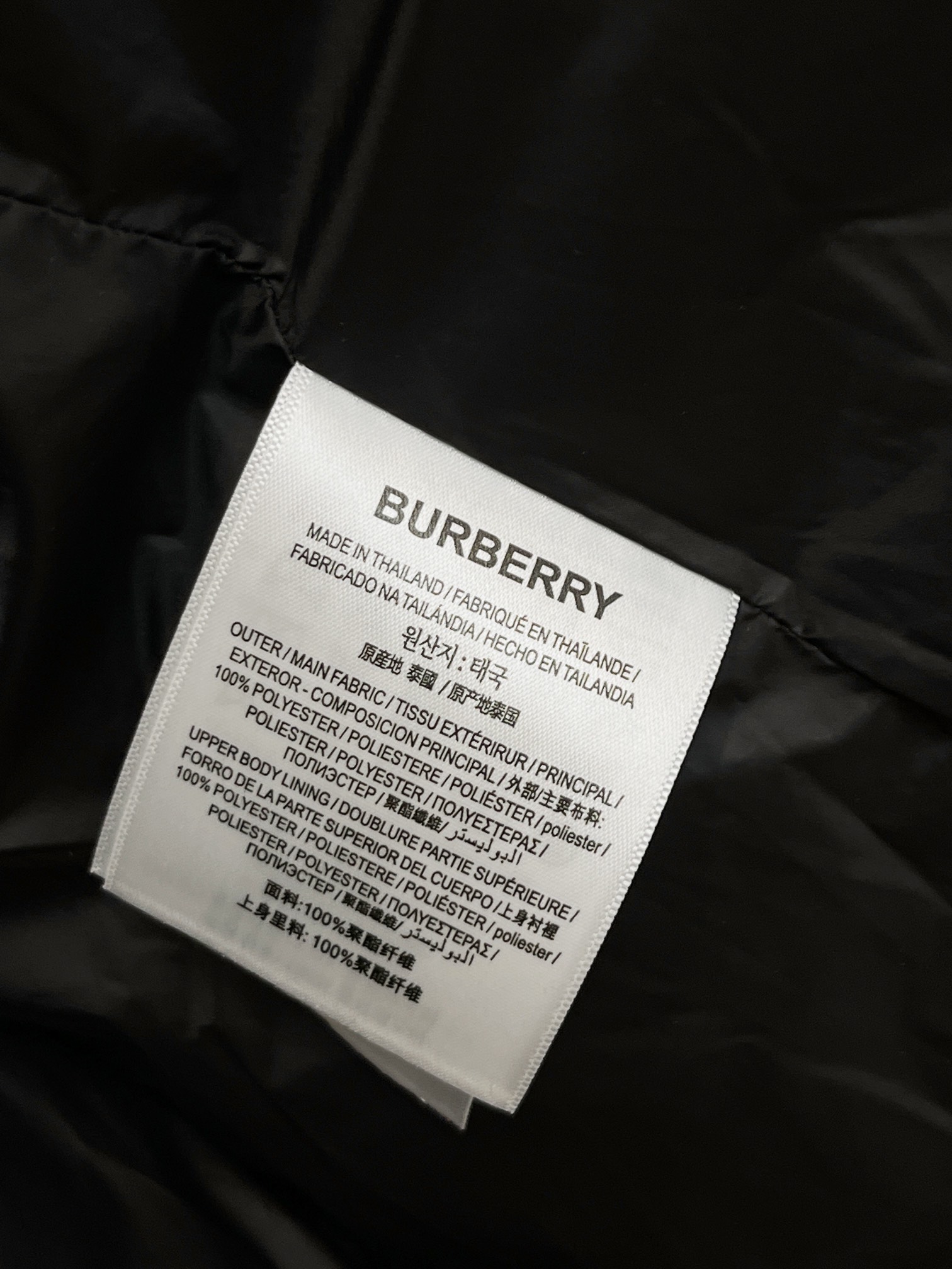 主推Burberry2024秋冬新款羽绒巴宝莉新款连帽设计羽绒服外套选用亮泽尼龙面料打造胸前经典印花设计