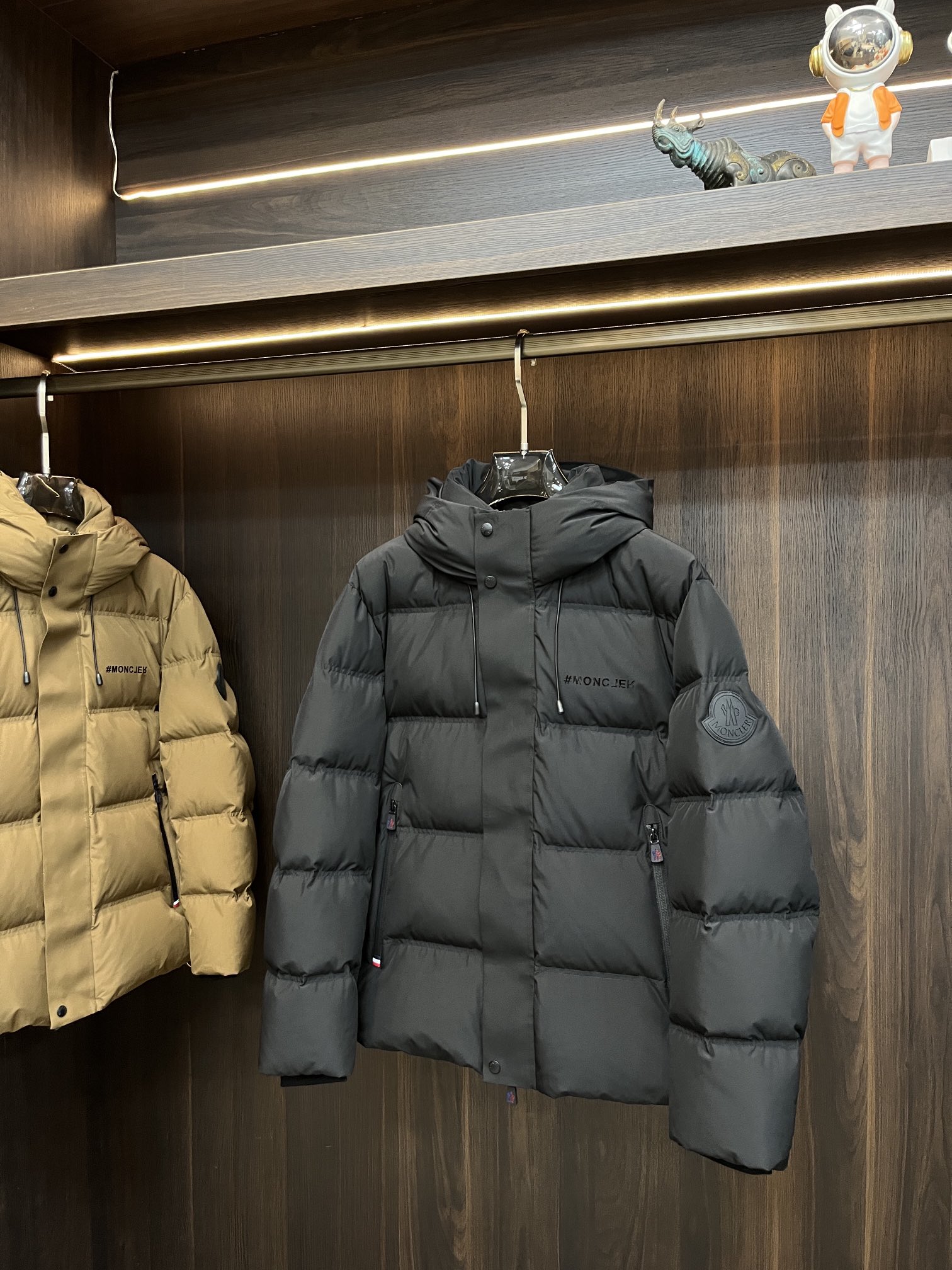 主推Moncler2024秋冬新款羽绒蒙口新款连帽设计羽绒服外套选用亮泽尼龙面料打造胸前经典印花设计lo