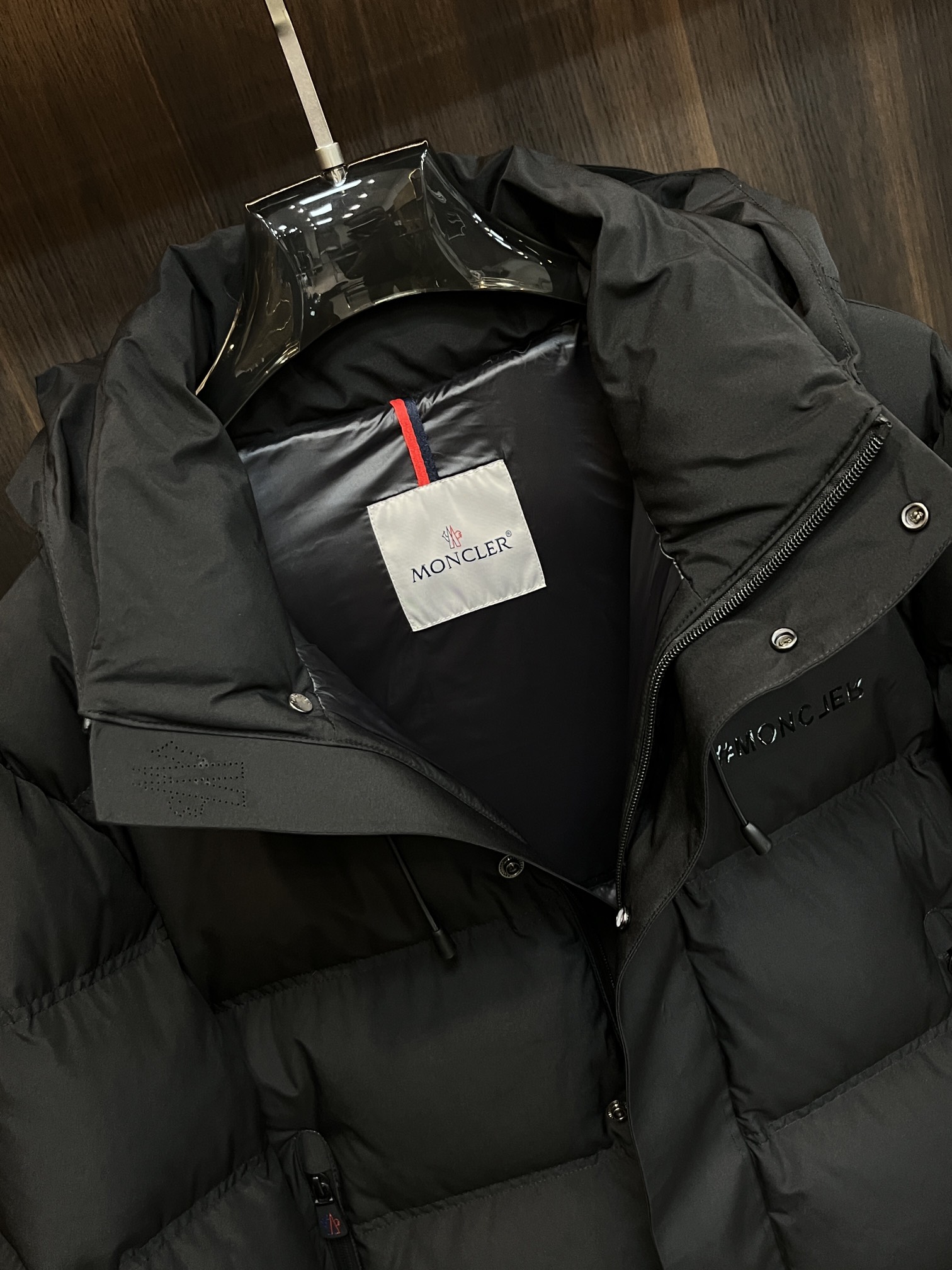 主推Moncler2024秋冬新款羽绒蒙口新款连帽设计羽绒服外套选用亮泽尼龙面料打造胸前经典印花设计lo