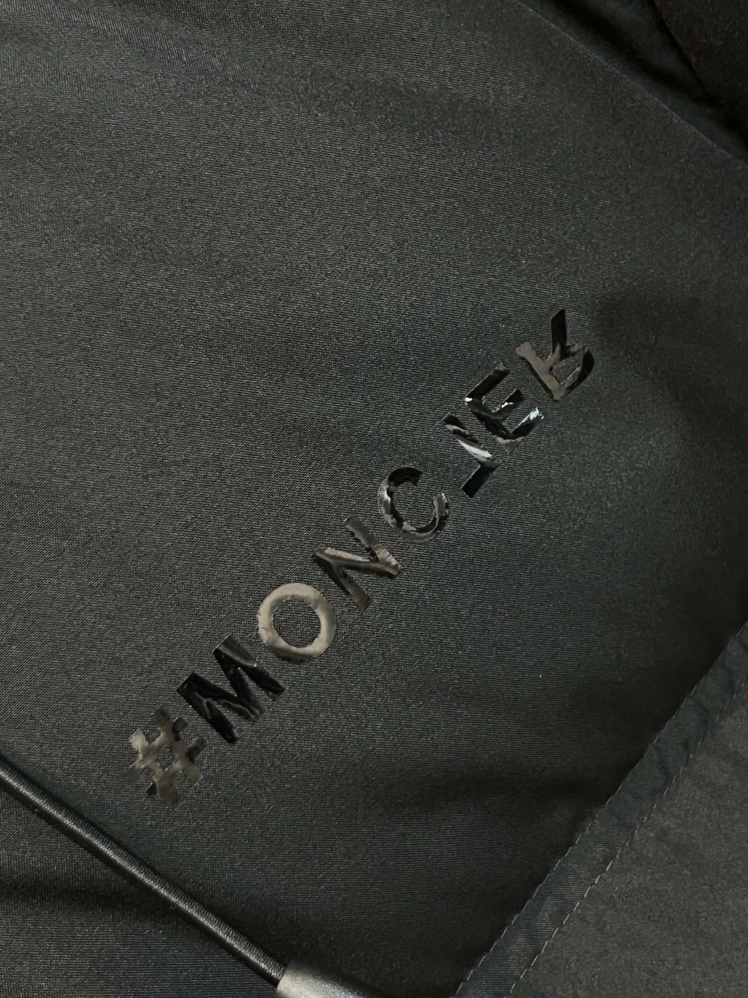 主推Moncler2024秋冬新款羽绒蒙口新款连帽设计羽绒服外套选用亮泽尼龙面料打造胸前经典印花设计lo