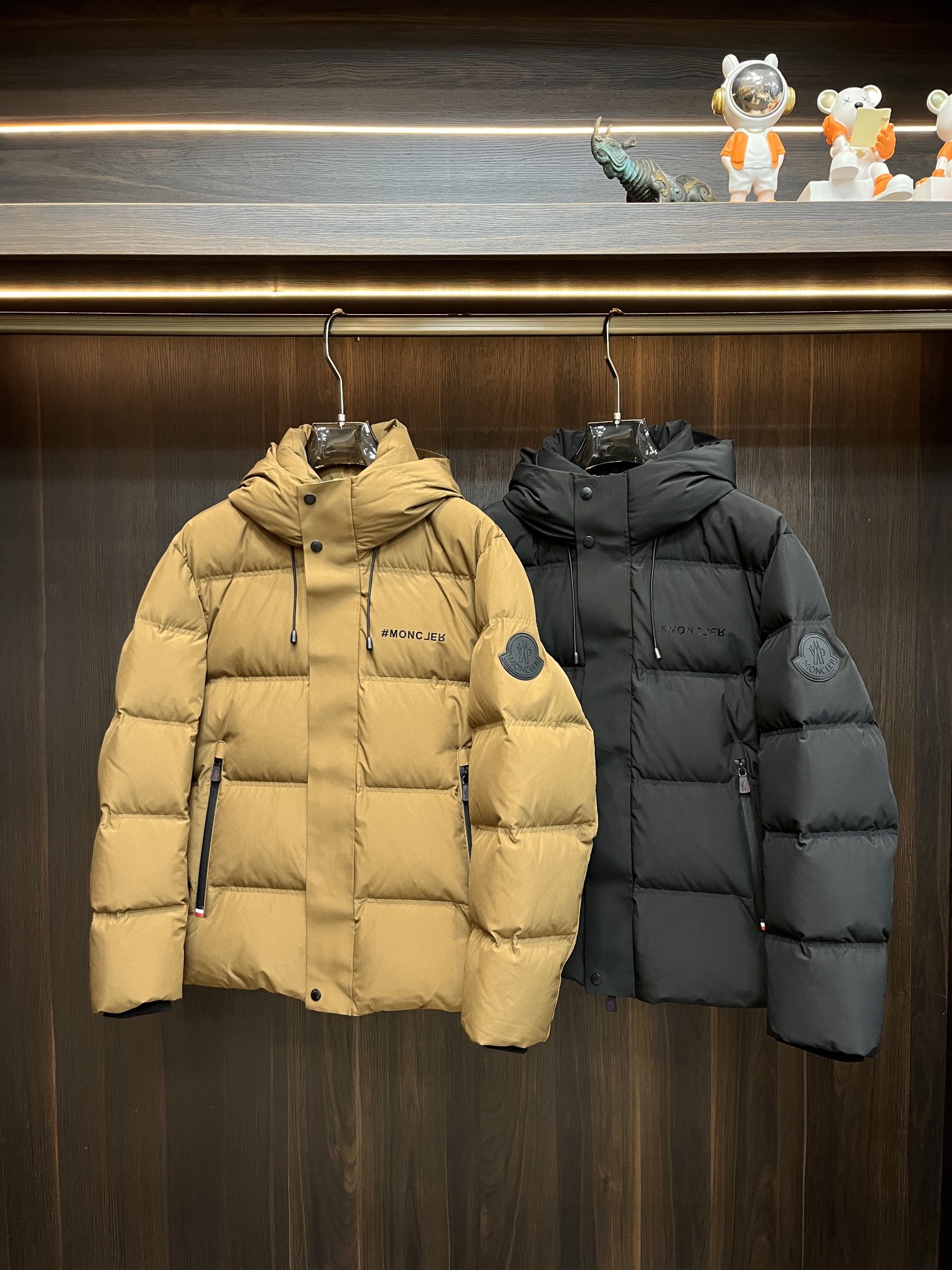 主推Moncler2024秋冬新款羽绒蒙口新款连帽设计羽绒服外套选用亮泽尼龙面料打造胸前经典印花设计lo