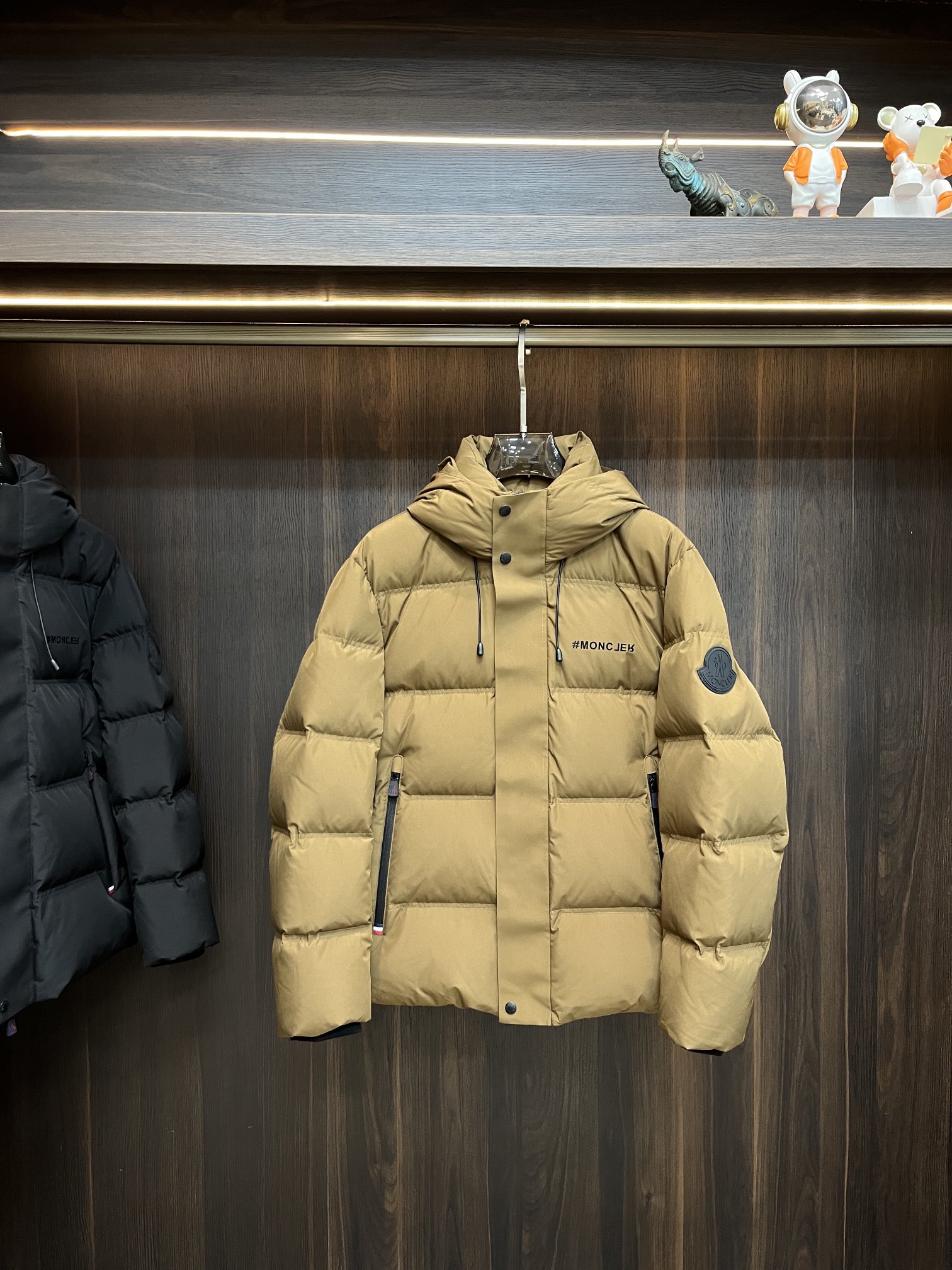 主推Moncler2024秋冬新款羽绒蒙口新款连帽设计羽绒服外套选用亮泽尼龙面料打造胸前经典印花设计lo