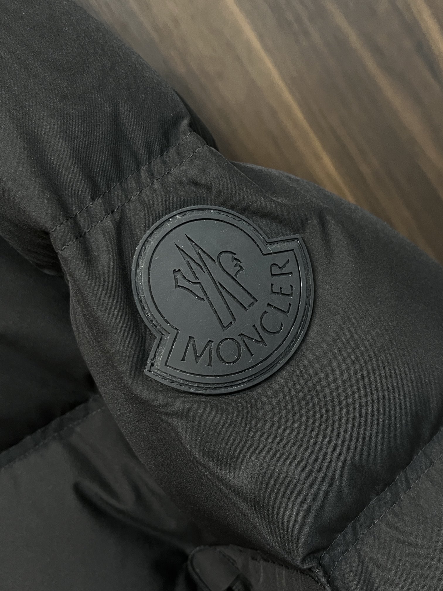 主推Moncler2024秋冬新款羽绒蒙口新款连帽设计羽绒服外套选用亮泽尼龙面料打造胸前经典印花设计lo