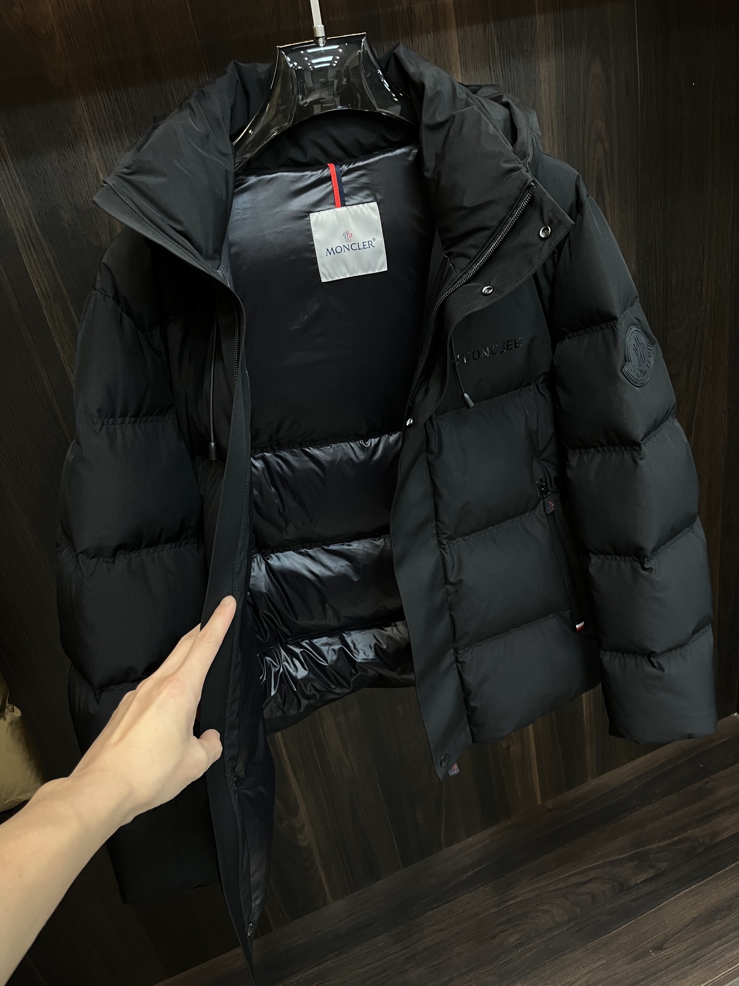 主推Moncler2024秋冬新款羽绒蒙口新款连帽设计羽绒服外套选用亮泽尼龙面料打造胸前经典印花设计lo