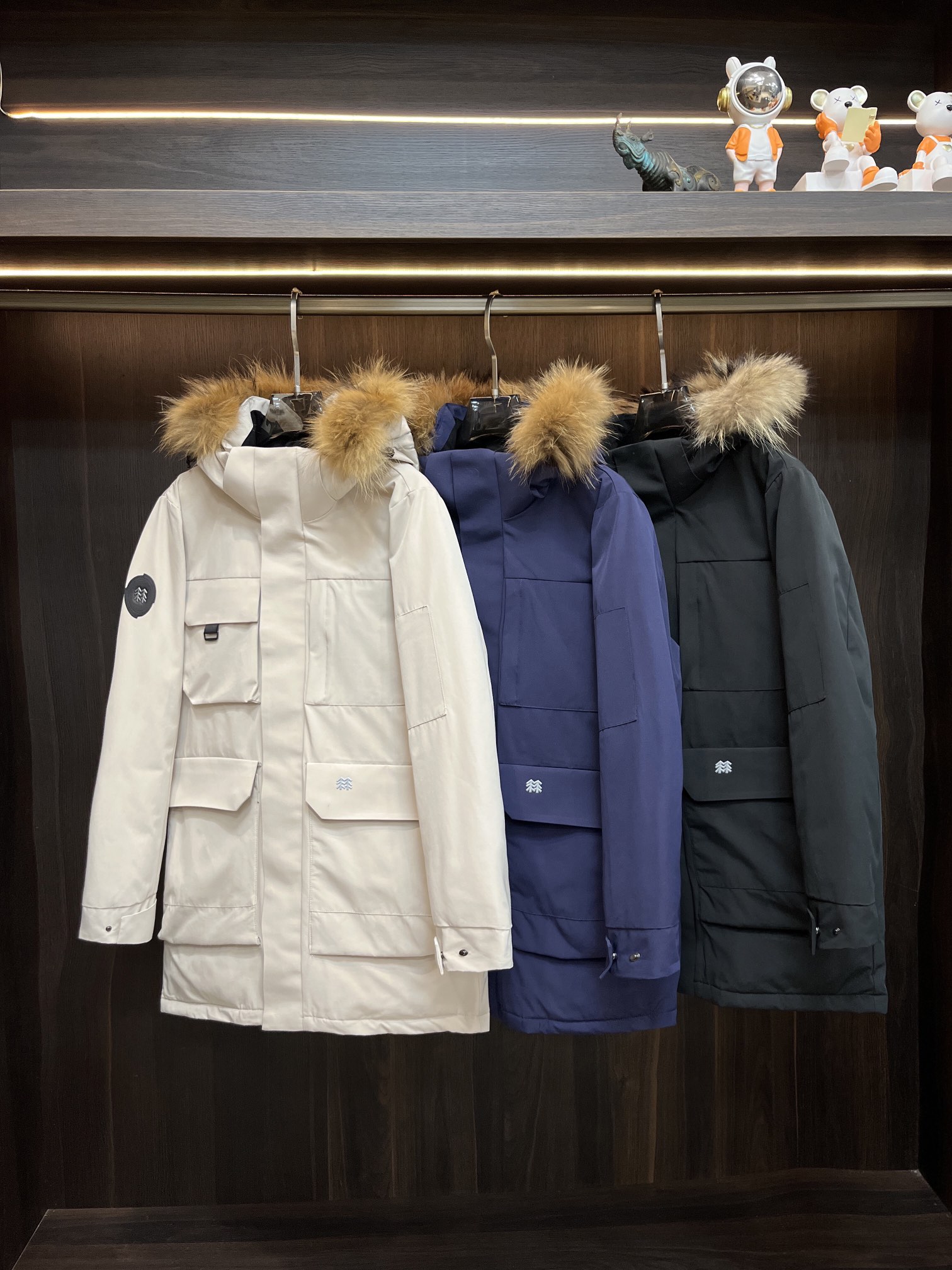 NO:594874,Mainly recommend Cologne's top quality 24S autumn and winter new clone outdoor sports jacket down jacket!  Detachable long down jacket with Siberian wolf fur collar hat!  The best product on the market, genuine 90% white duck down-filled lightweight unisex luxury outdoor sports three-proof down jacket!  Size M-3XL H new model first release,,down jacket,hats,alexander wang19860909主推 科隆 顶级品质24S秋冬新款克隆户外运动冲锋衣羽绒服！配西伯利亚狼毛领帽可拆长款羽绒服！市场最高货,真正的90％白鸭绒填充轻男女同款 轻奢户外运动三防羽绒服！尺码M-3XL H新款首发,,down jacket,hats,alexander wang,Men's clothing