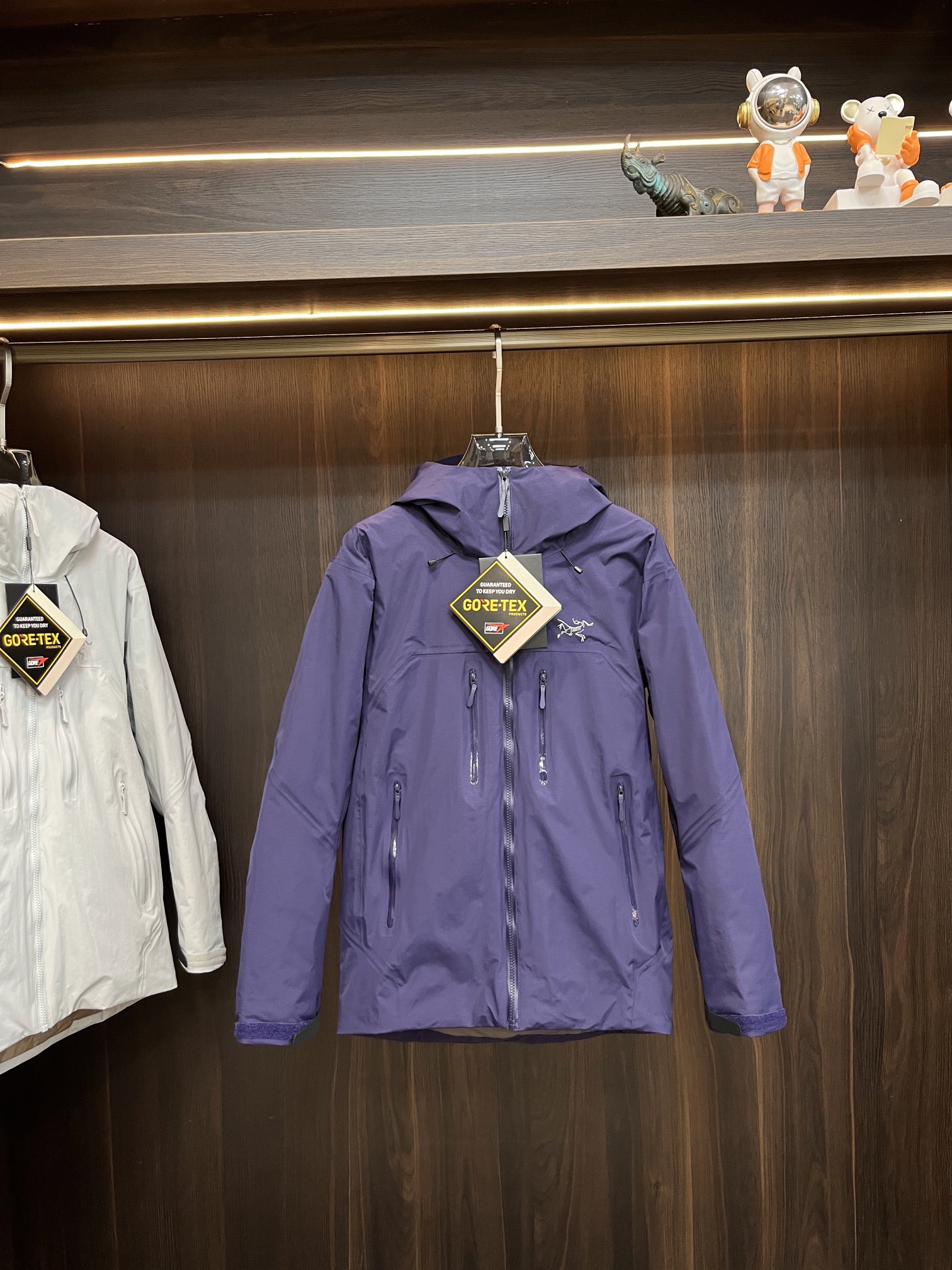 NO:594876,Mainly recommend Arctery's top quality 24S new autumn and winter Arc'teryx outdoor sports jacket down jacket!  The best product on the market, genuine 90% white duck down-filled lightweight unisex luxury outdoor sports three-proof down jacket!  Size M-3XL H new model debut,arc'teryx,down jacket,alexander wang19860909主推 Arctery 顶级品质24S秋冬新款始祖鸟户外运动冲锋衣羽绒服！市场最高货,真正的90％白鸭绒填充轻男女同款 轻奢户外运动三防羽绒服！尺码M-3XL H新款首发,arc'teryx,down jacket,alexander wang,Men's clothing