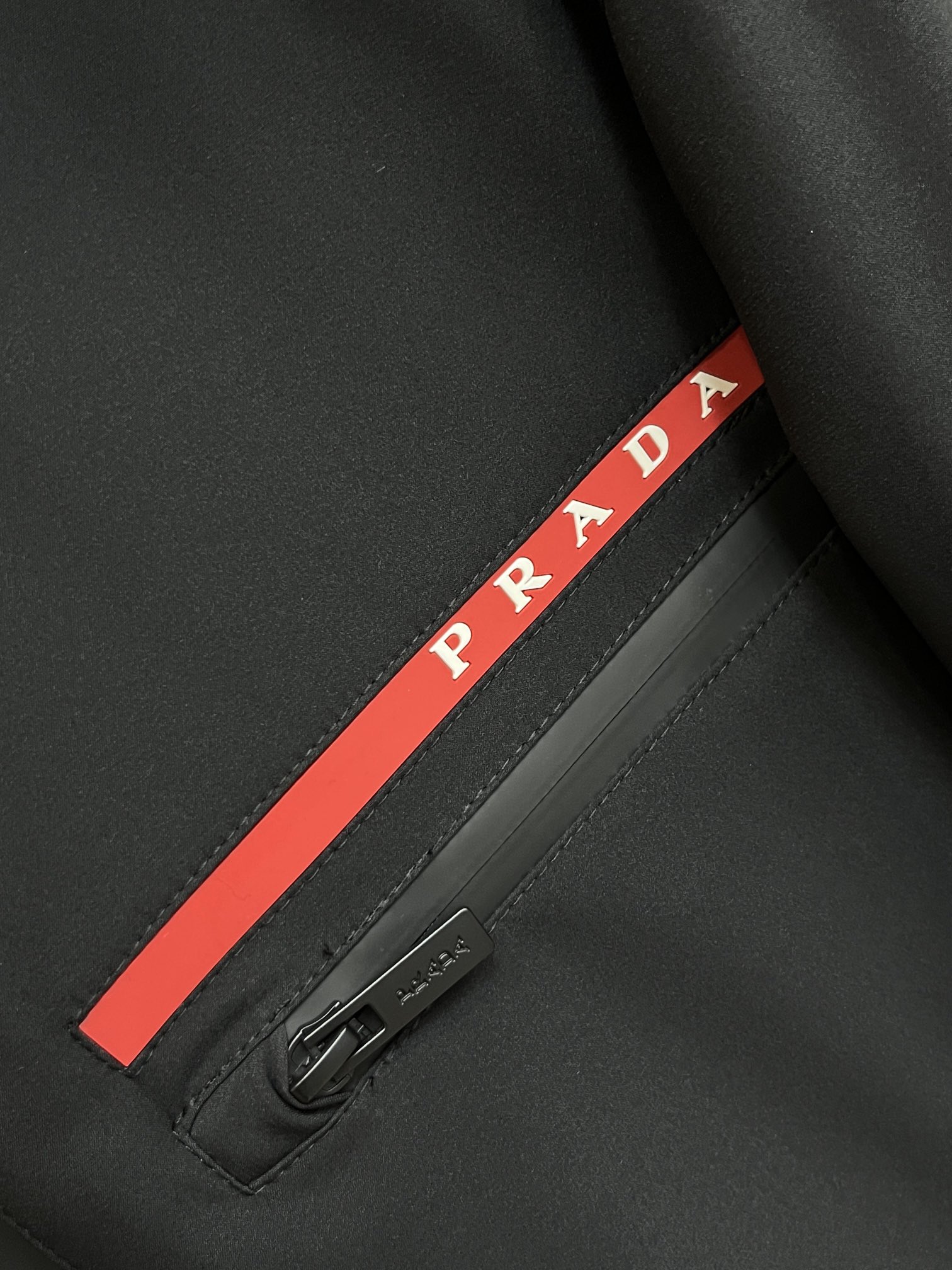 主推Prada2024秋冬新款️普拉达新款连帽设计羽绒服外套选用亮泽尼龙面料打造胸前经典印花设计logo