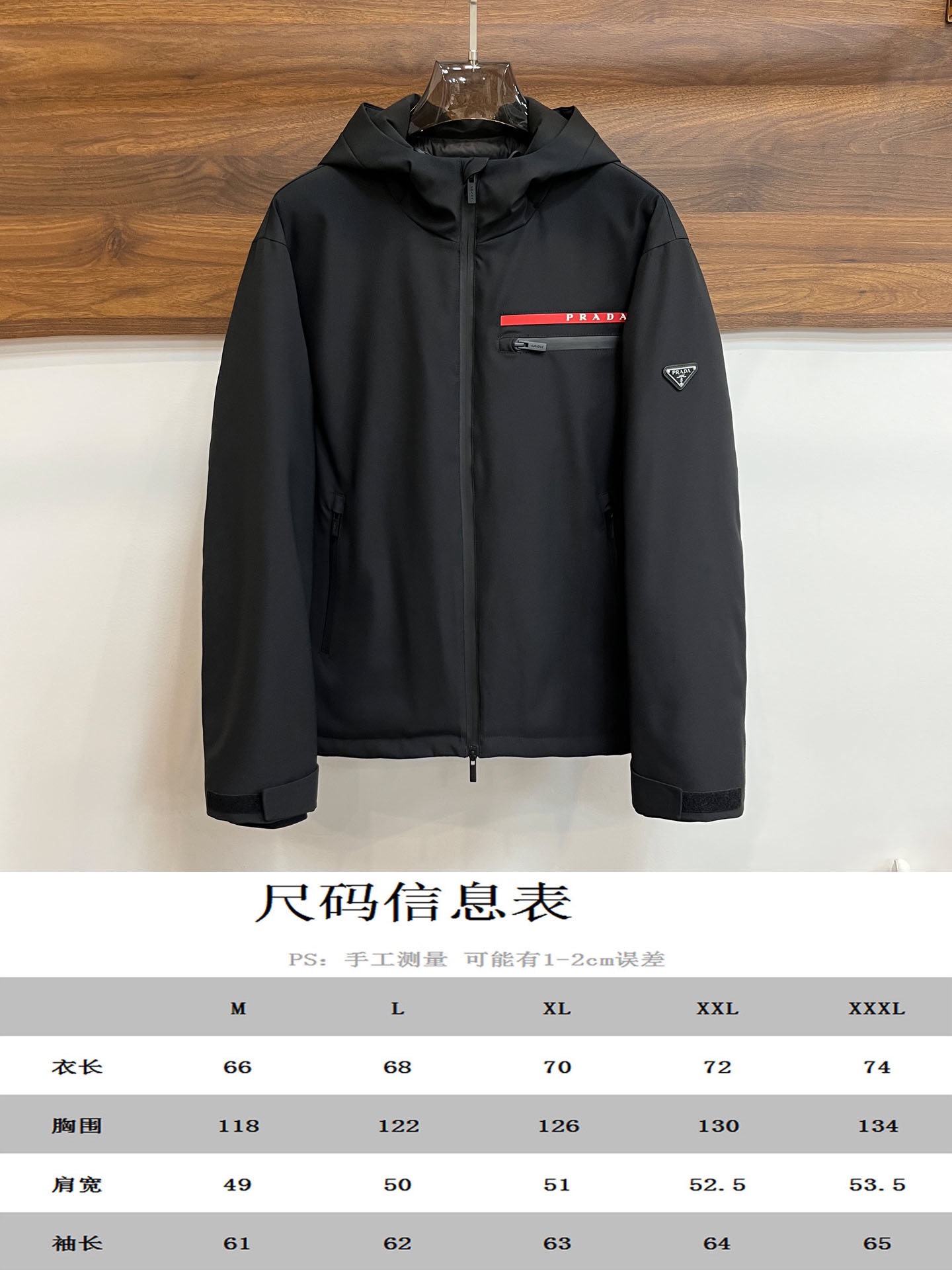 主推Prada2024秋冬新款️普拉达新款连帽设计羽绒服外套选用亮泽尼龙面料打造胸前经典印花设计logo